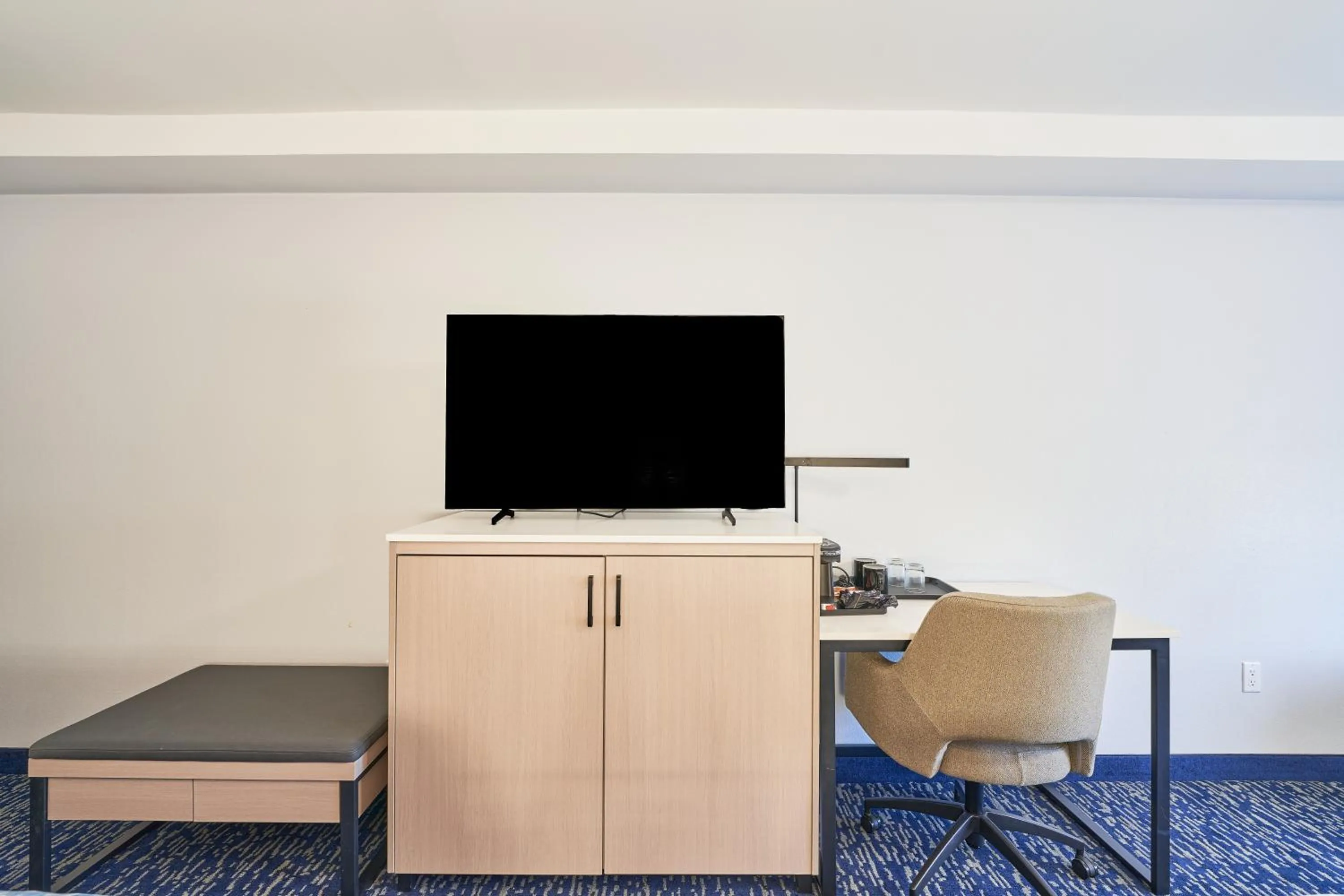 TV and multimedia in All Seasons Inn & Suites