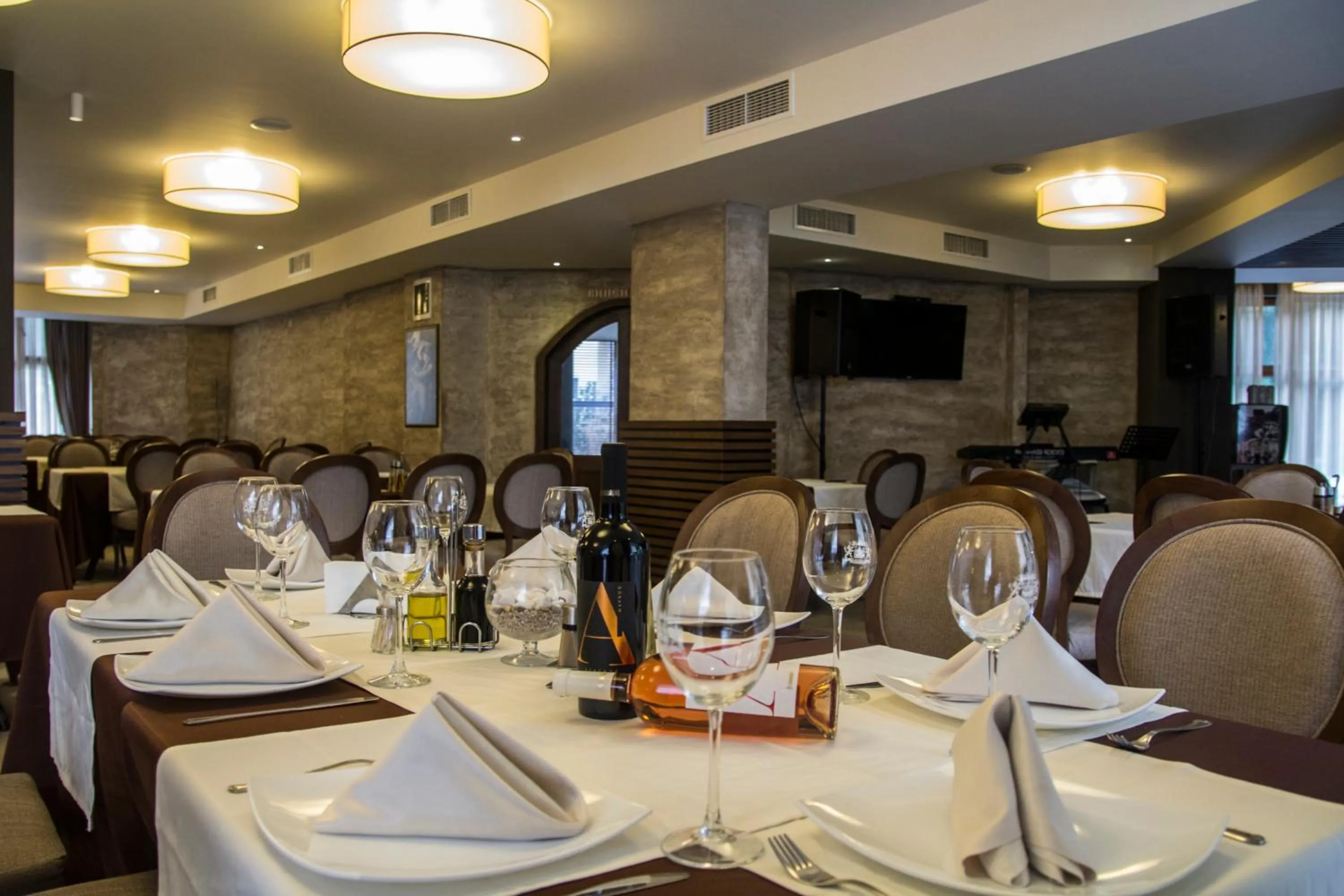 Restaurant/places to eat in Family Hotel Delta