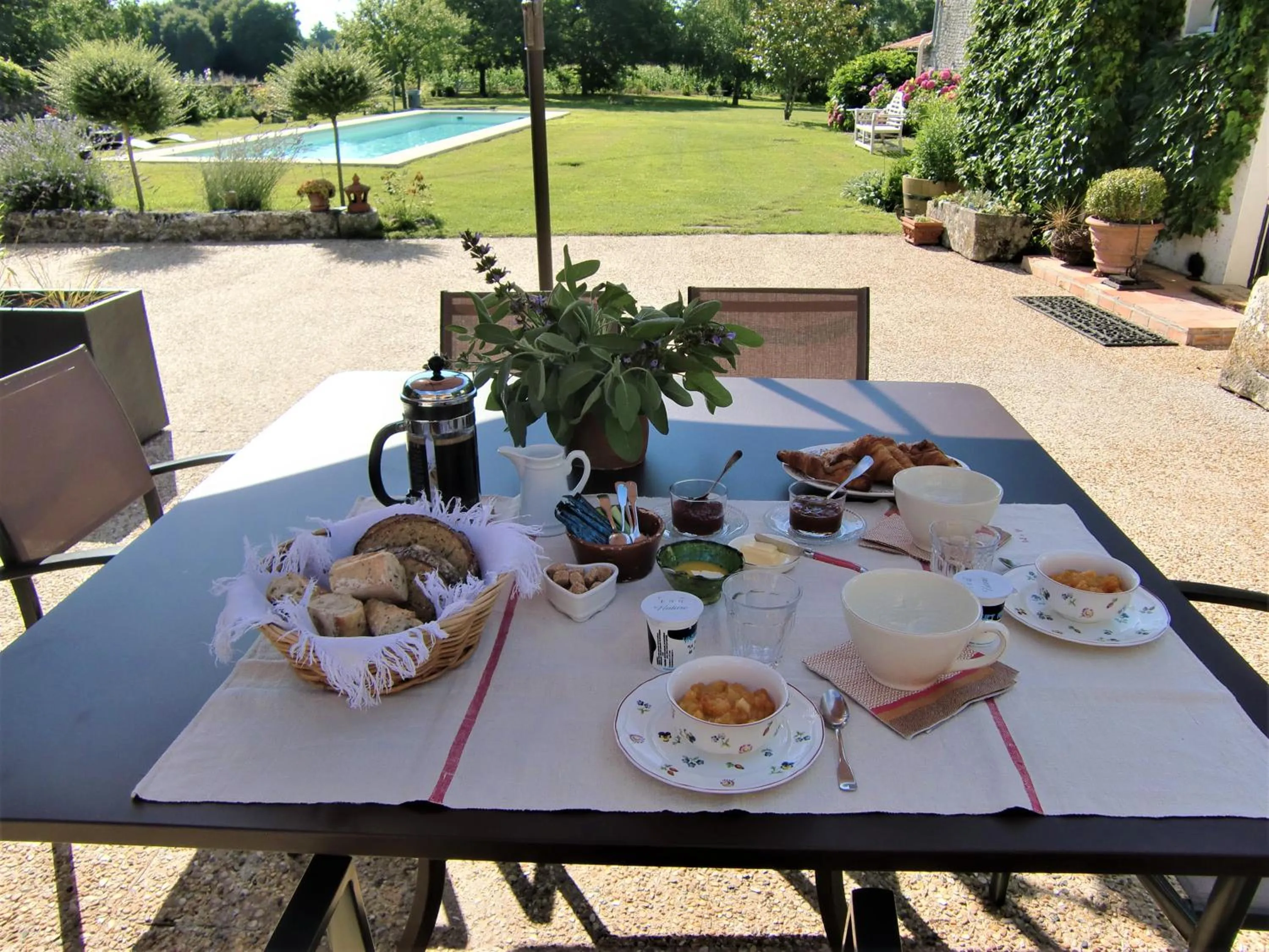 Pool view in Du Côté de l'Ombrière