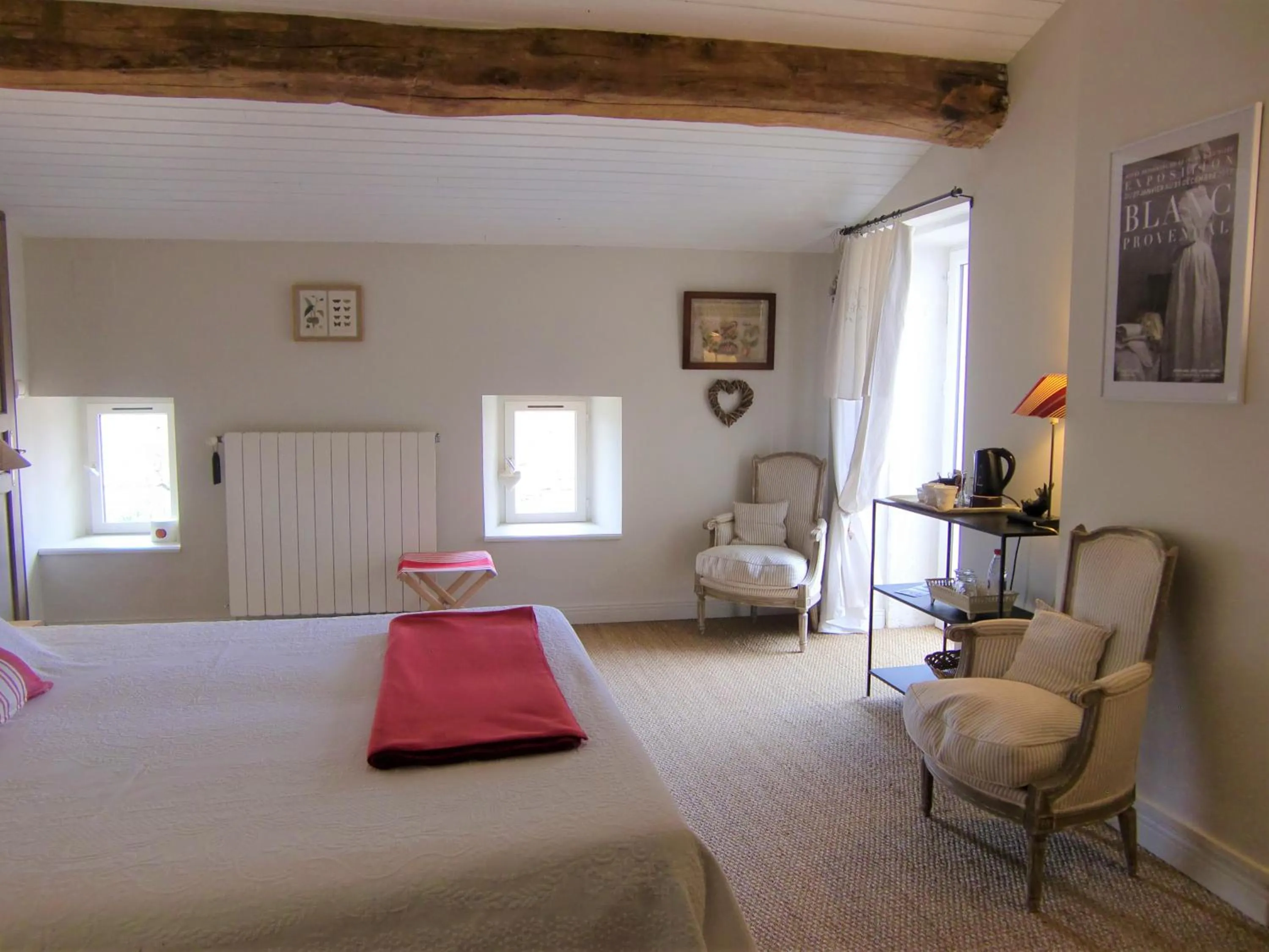 Photo of the whole room in Du Côté de l'Ombrière