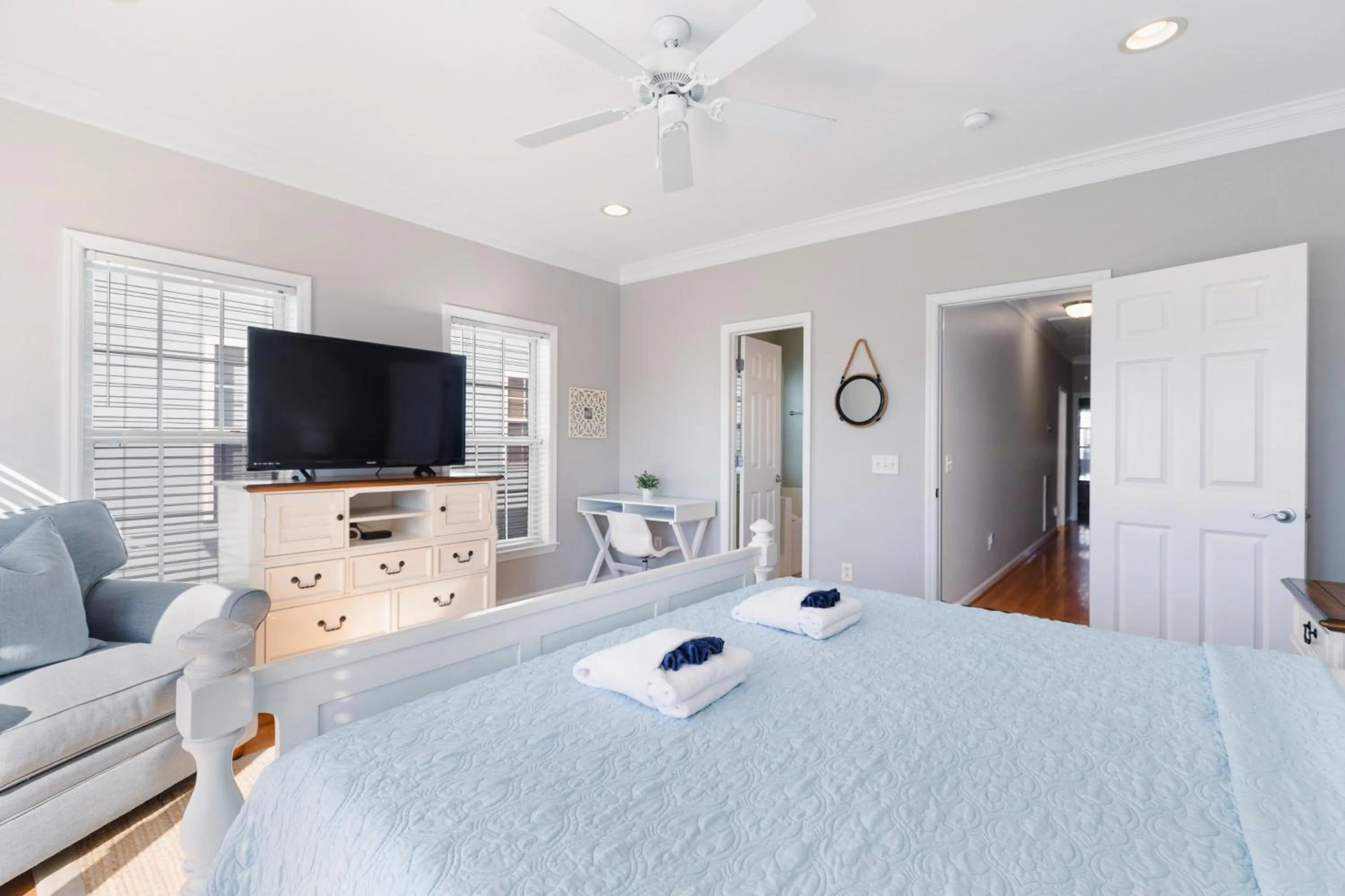 Bed in 91 Waters Edge Folly Charm