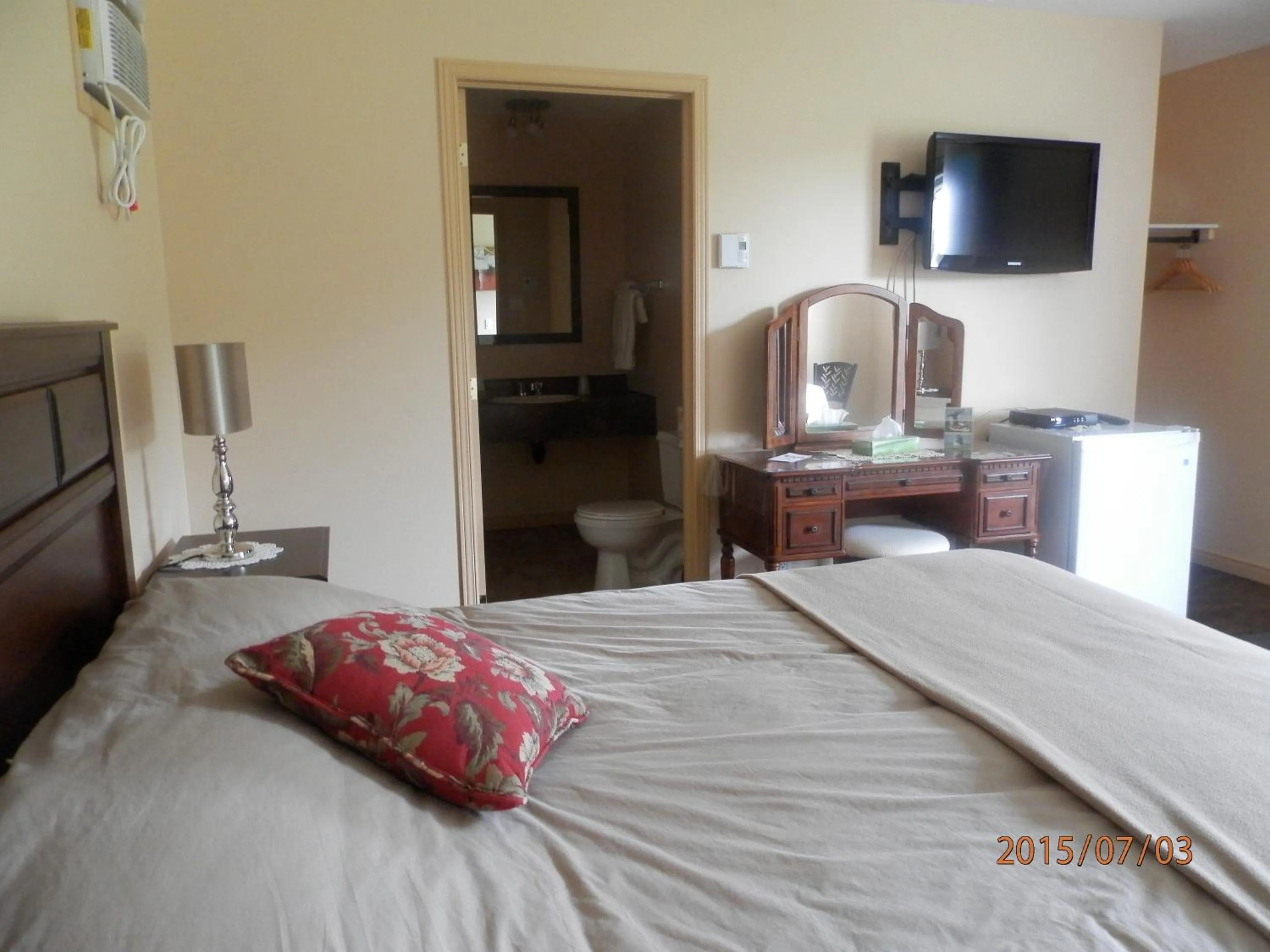 Photo of the whole room, Bed in Motel la Maison de Travers