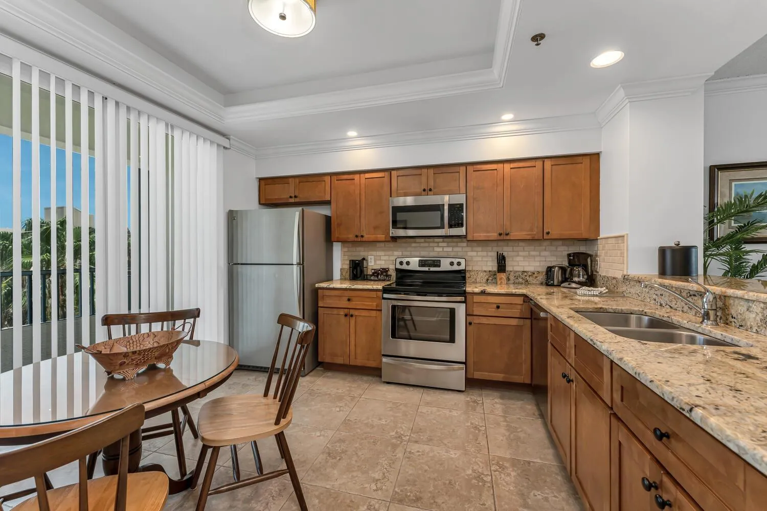 Kitchen or kitchenette in Vanderbilt Beach Resort