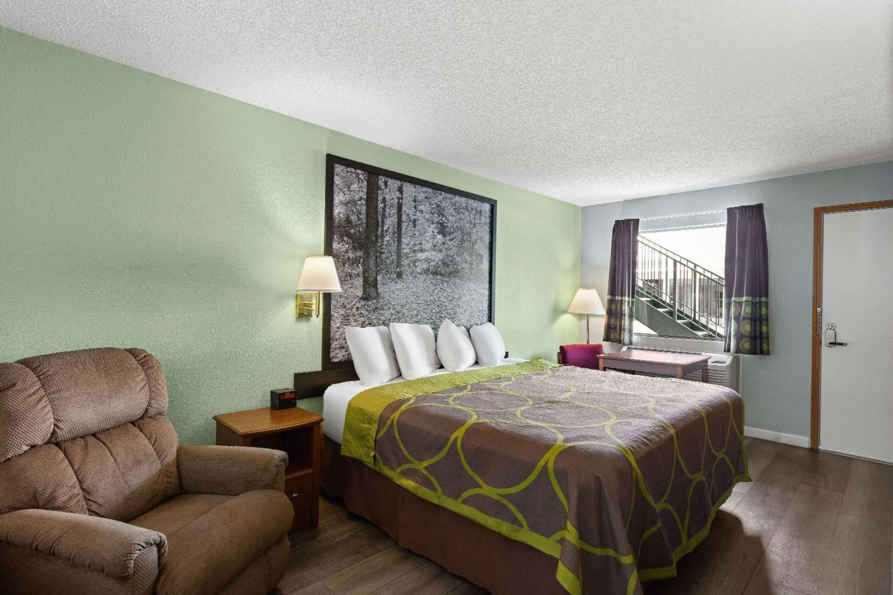 Photo of the whole room, Bed in Super 8 by Wyndham Branson - Shepherd of the Hills Exwy