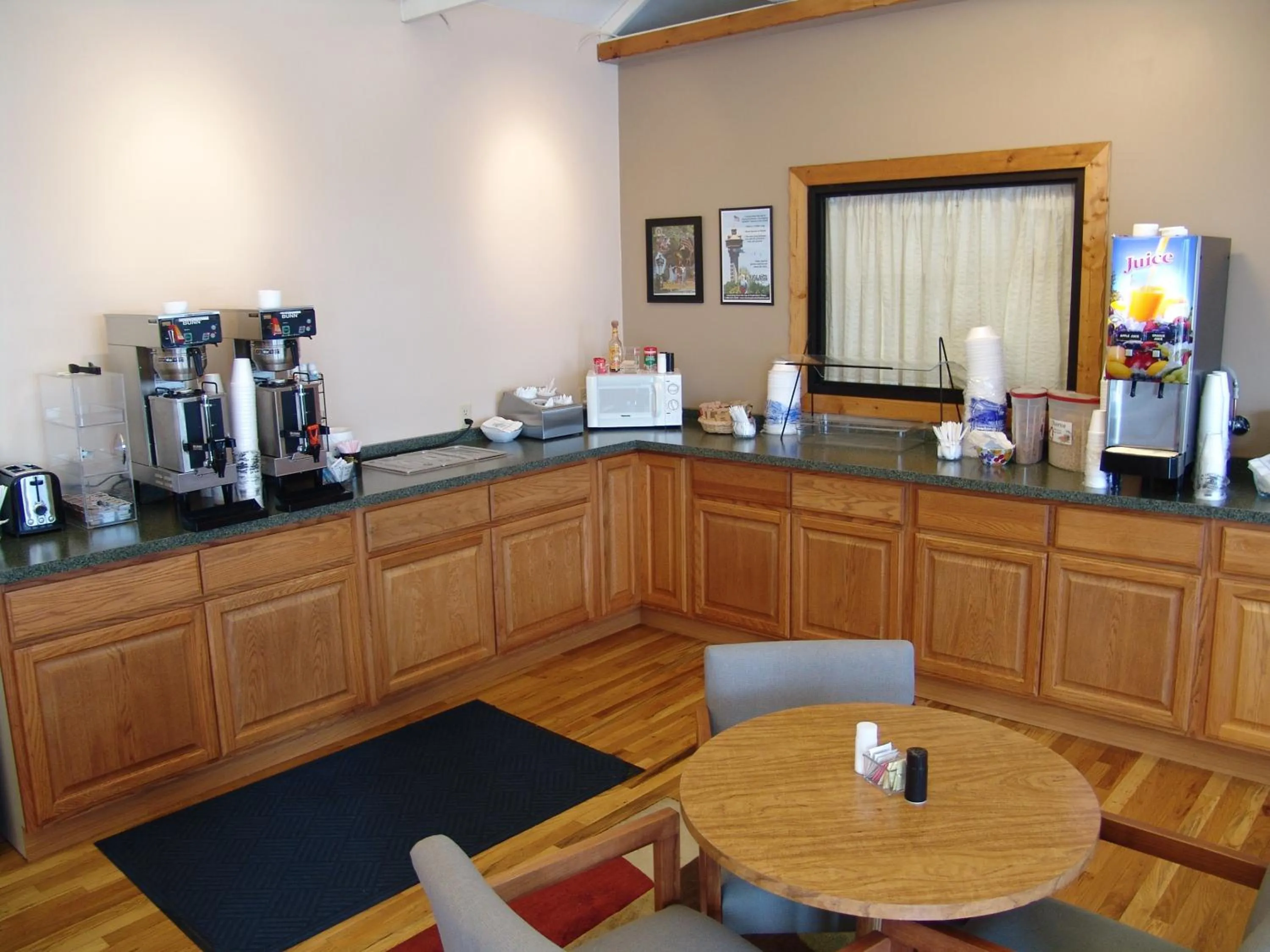 Restaurant/places to eat in Super 8 by Wyndham Branson - Shepherd of the Hills Exwy