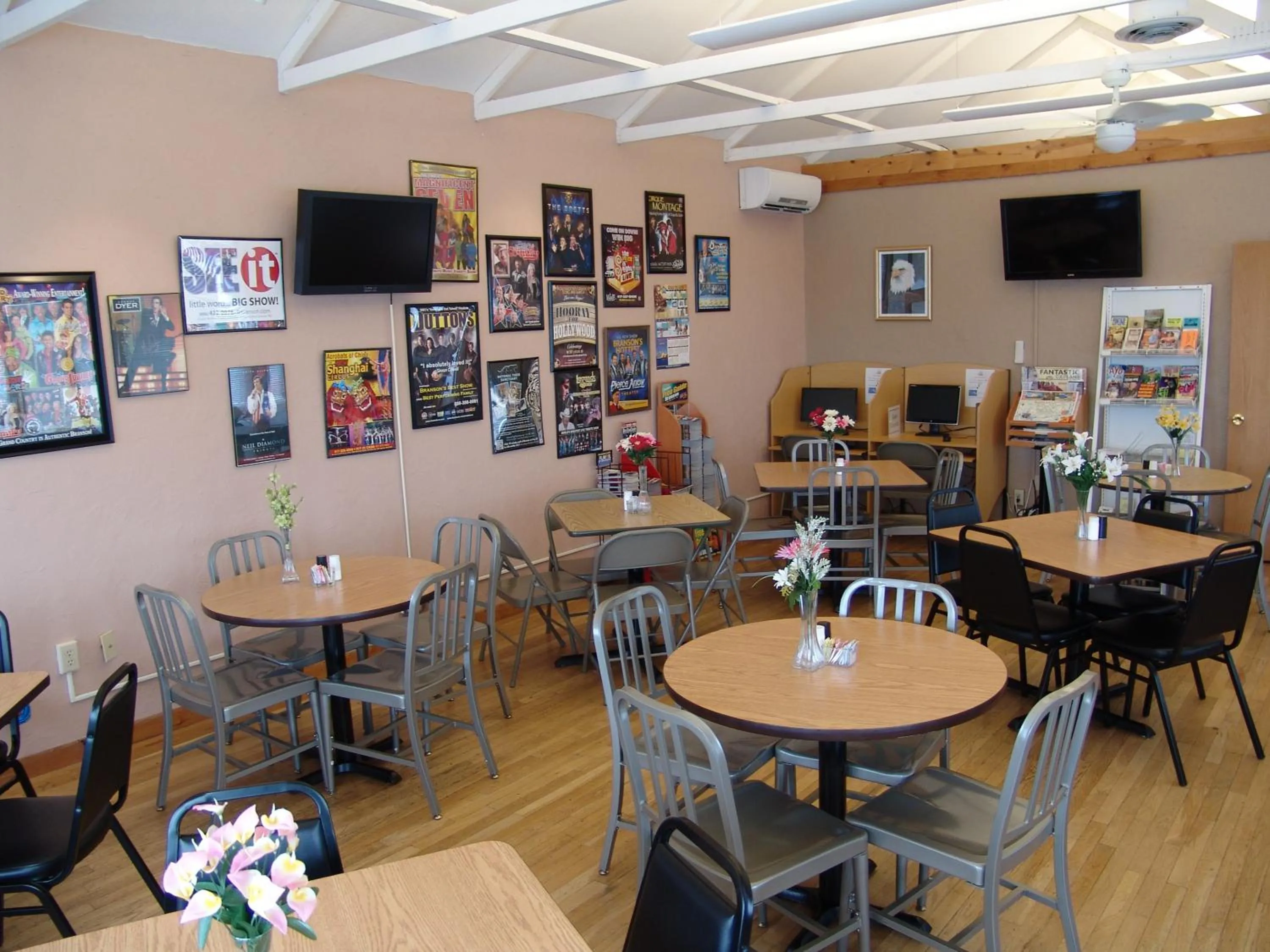 Restaurant/places to eat in Super 8 by Wyndham Branson - Shepherd of the Hills Exwy