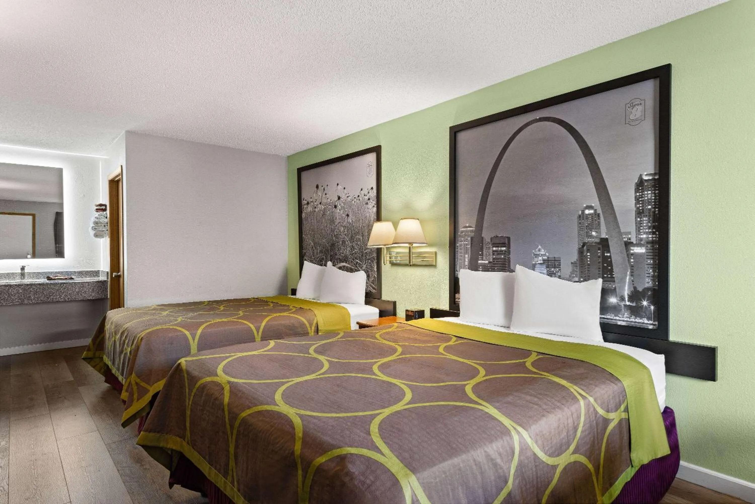 Photo of the whole room, Bed in Super 8 by Wyndham Branson - Shepherd of the Hills Exwy