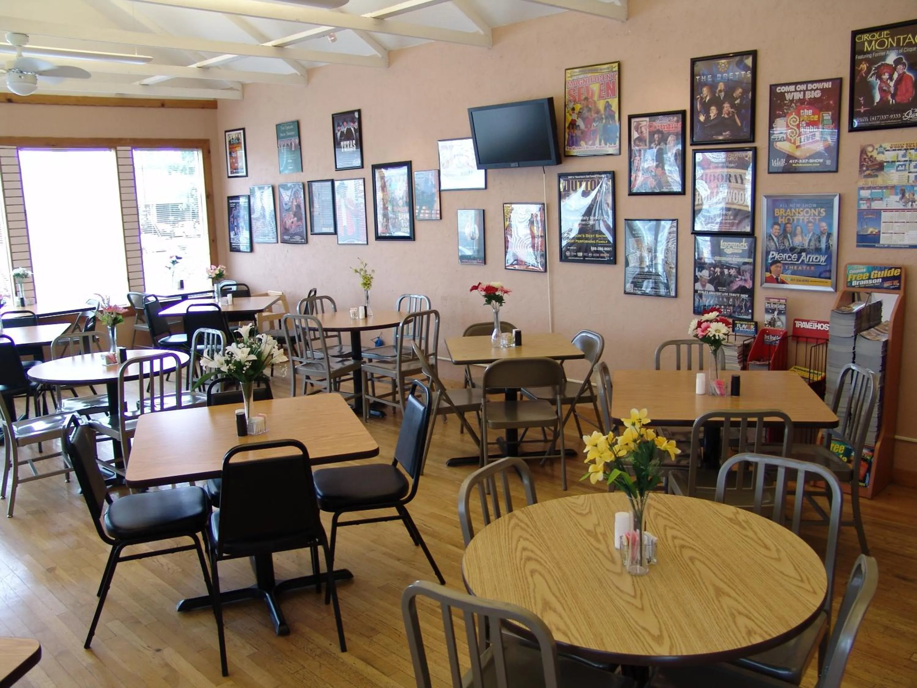 Restaurant/places to eat in Super 8 by Wyndham Branson - Shepherd of the Hills Exwy