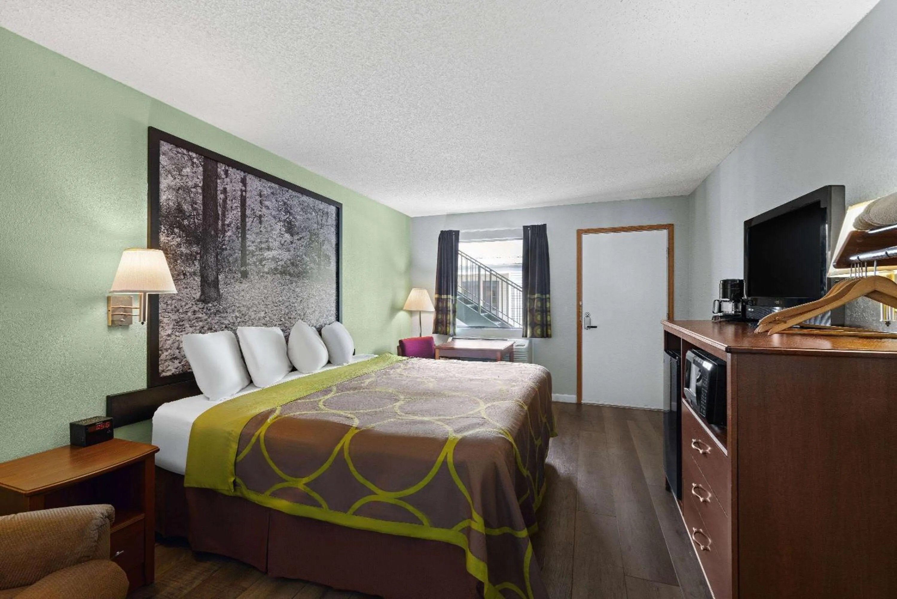 Photo of the whole room, Bed in Super 8 by Wyndham Branson - Shepherd of the Hills Exwy