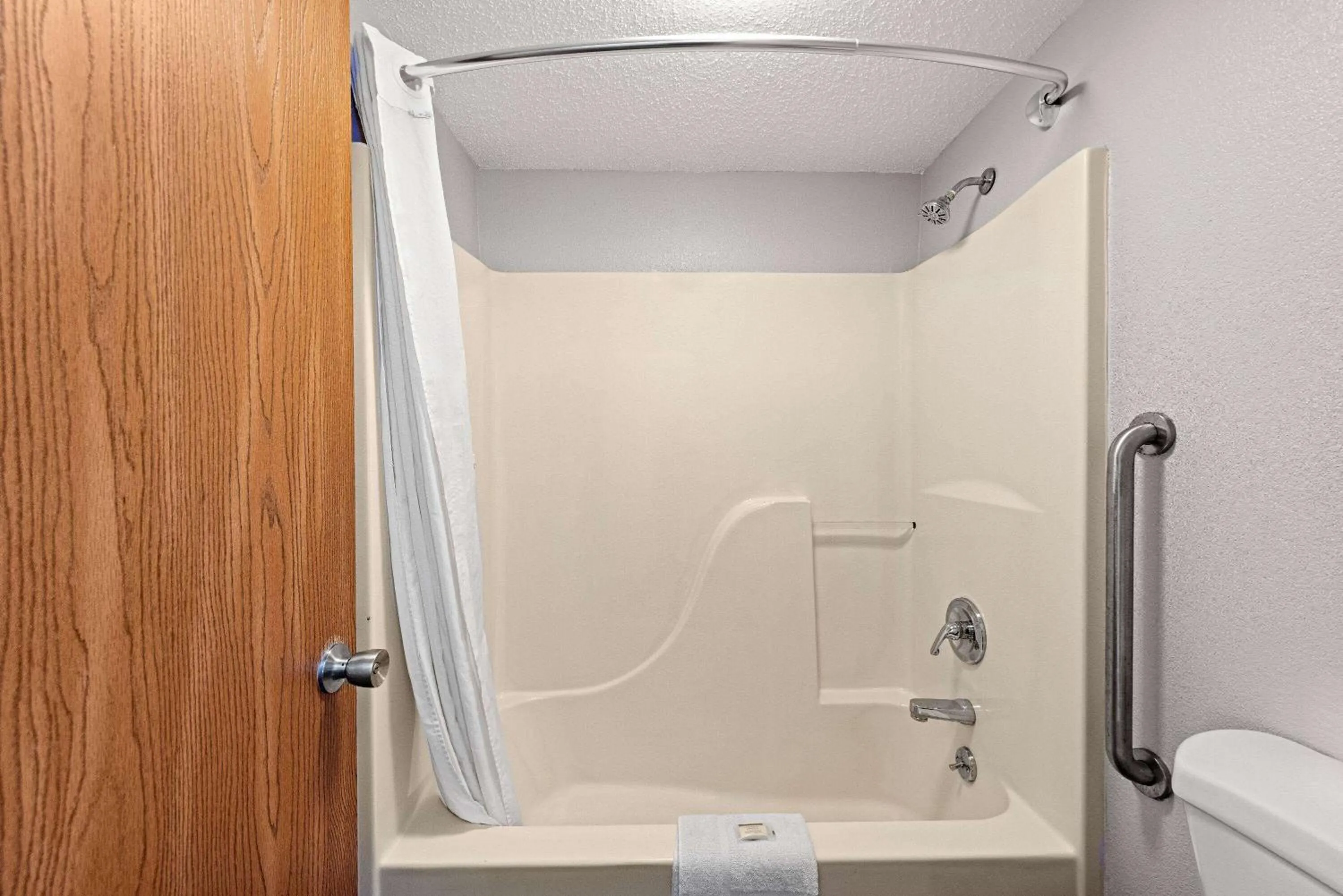 TV and multimedia in Super 8 by Wyndham Branson - Shepherd of the Hills Exwy