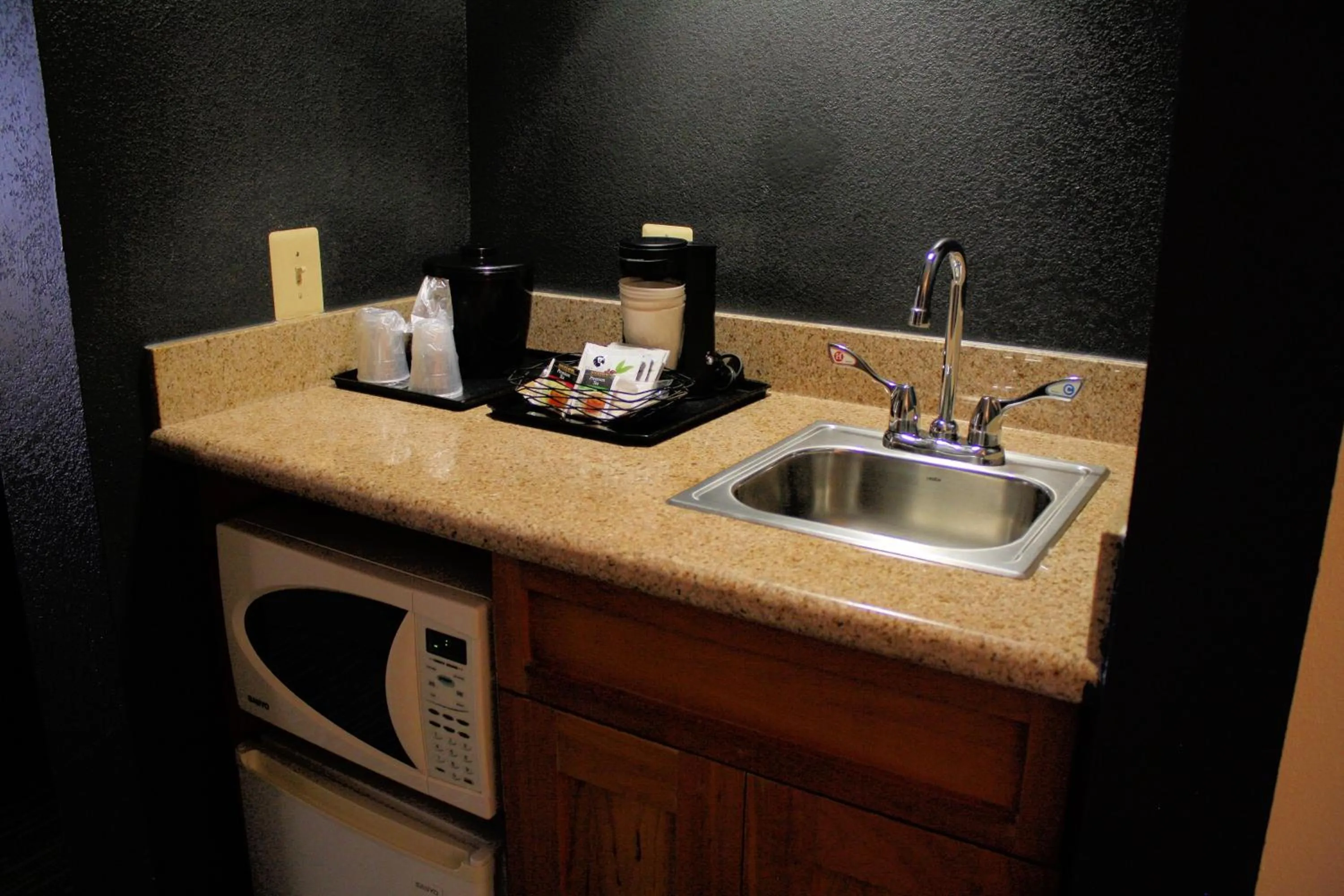 Coffee/tea facilities in Country Inn & Suites by Radisson, BWI Airport Baltimore , MD