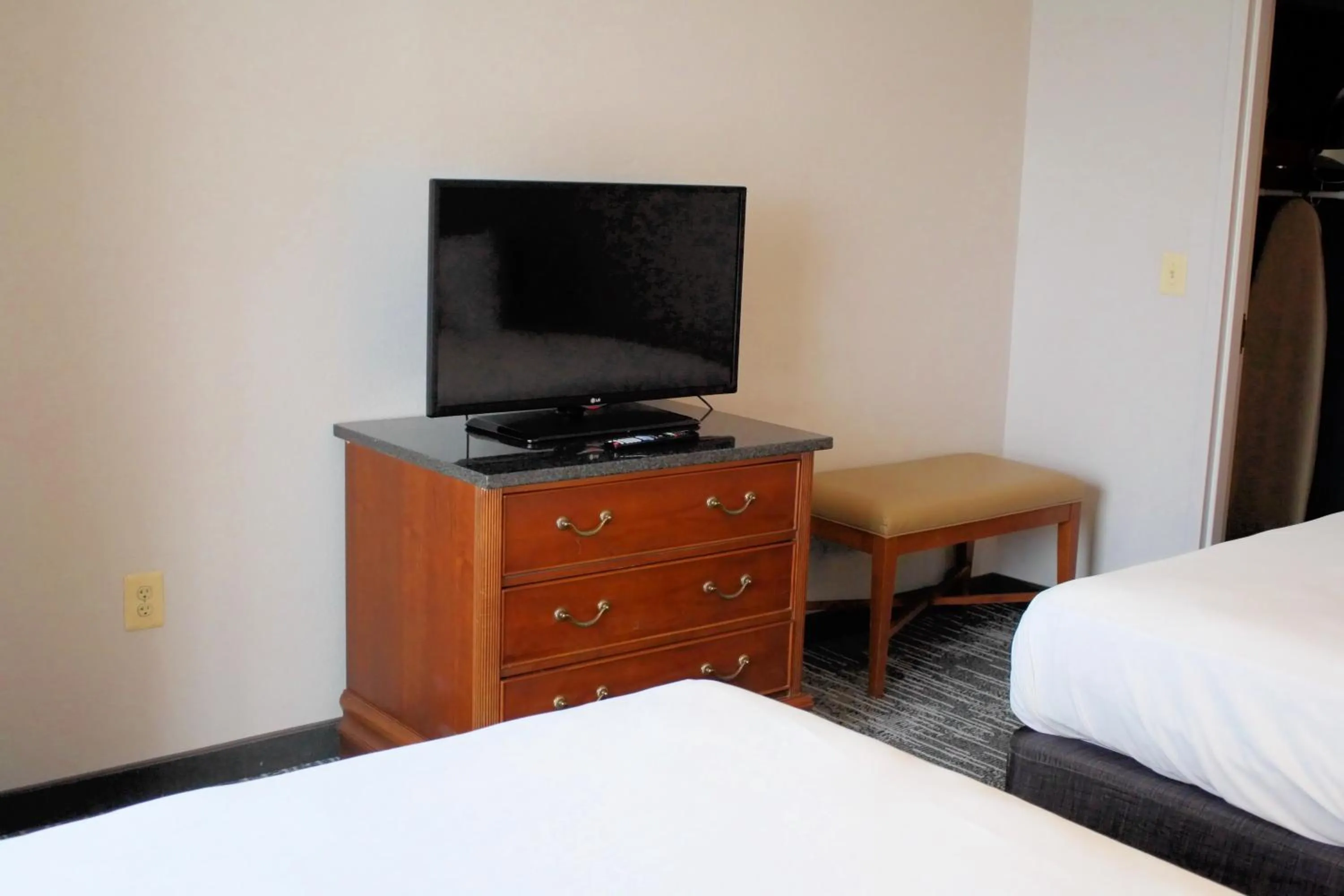 TV and multimedia, Bed in Country Inn & Suites by Radisson, BWI Airport Baltimore , MD