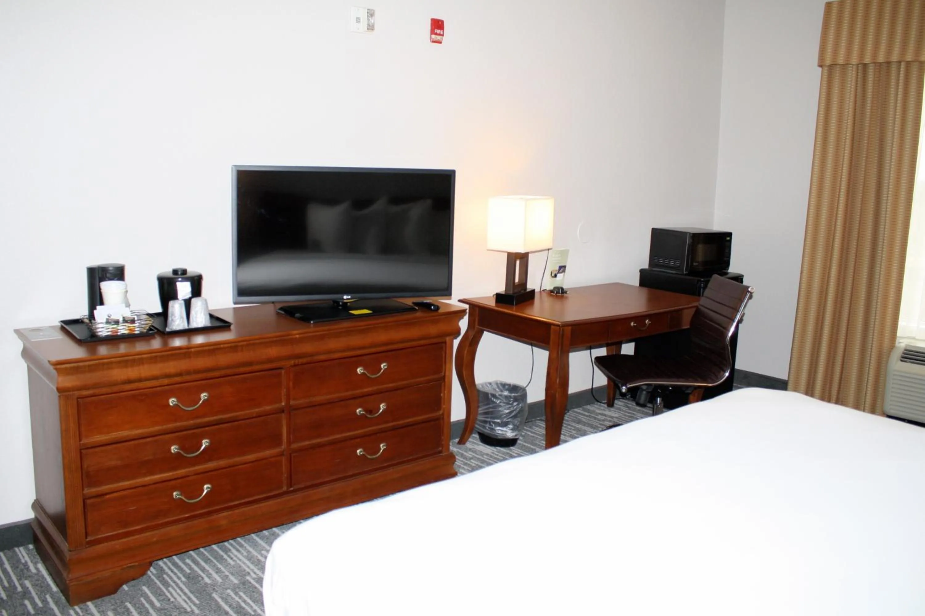 Bed in Country Inn & Suites by Radisson, BWI Airport Baltimore , MD