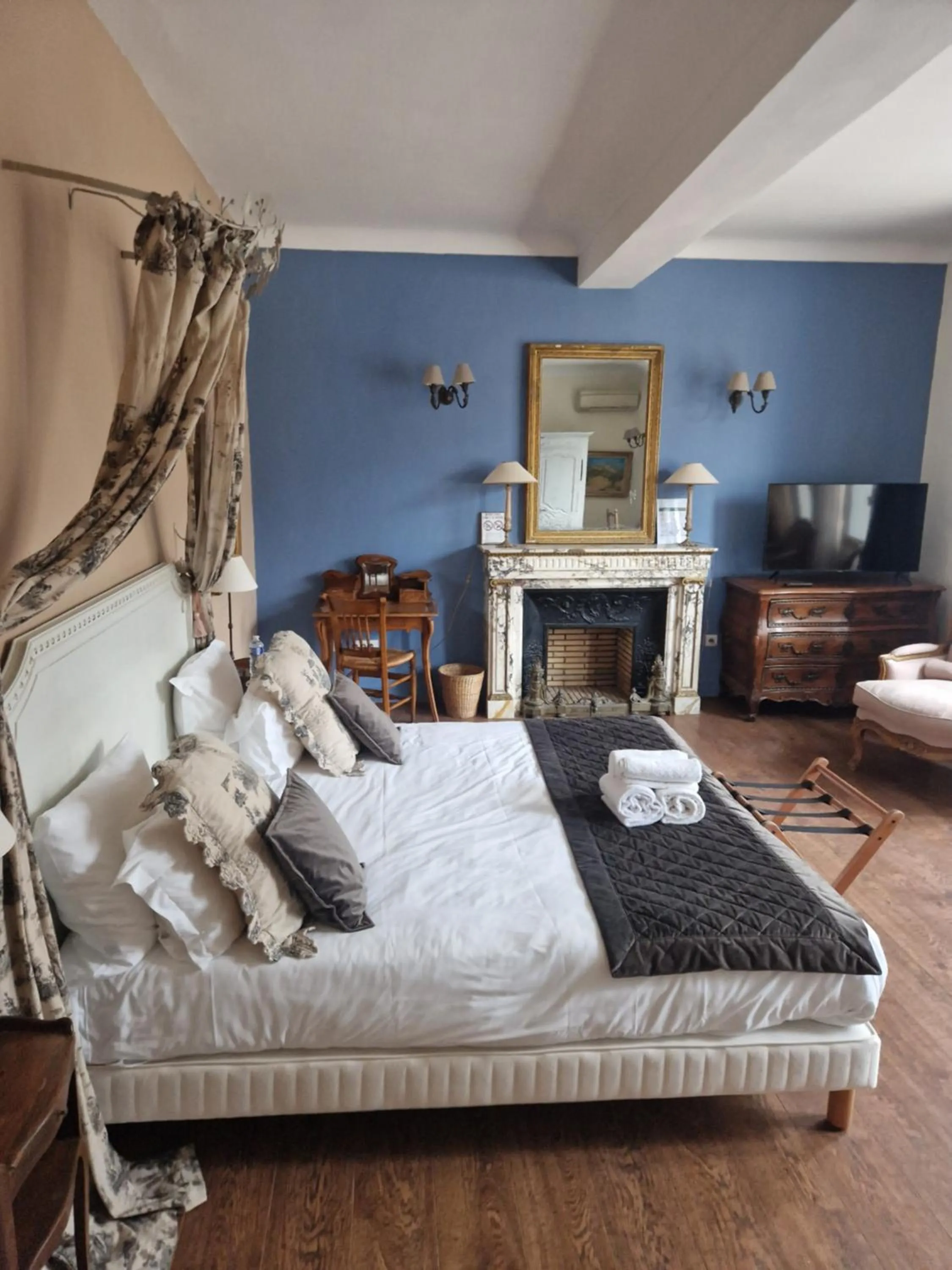 Photo of the whole room in La Bastide Du Bois Breant