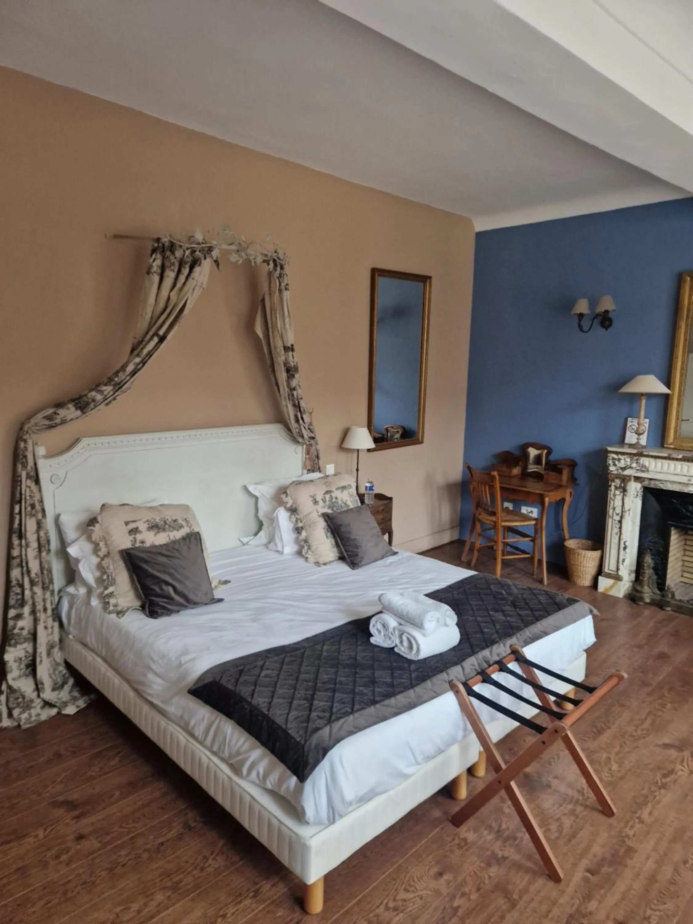 Photo of the whole room in La Bastide Du Bois Breant