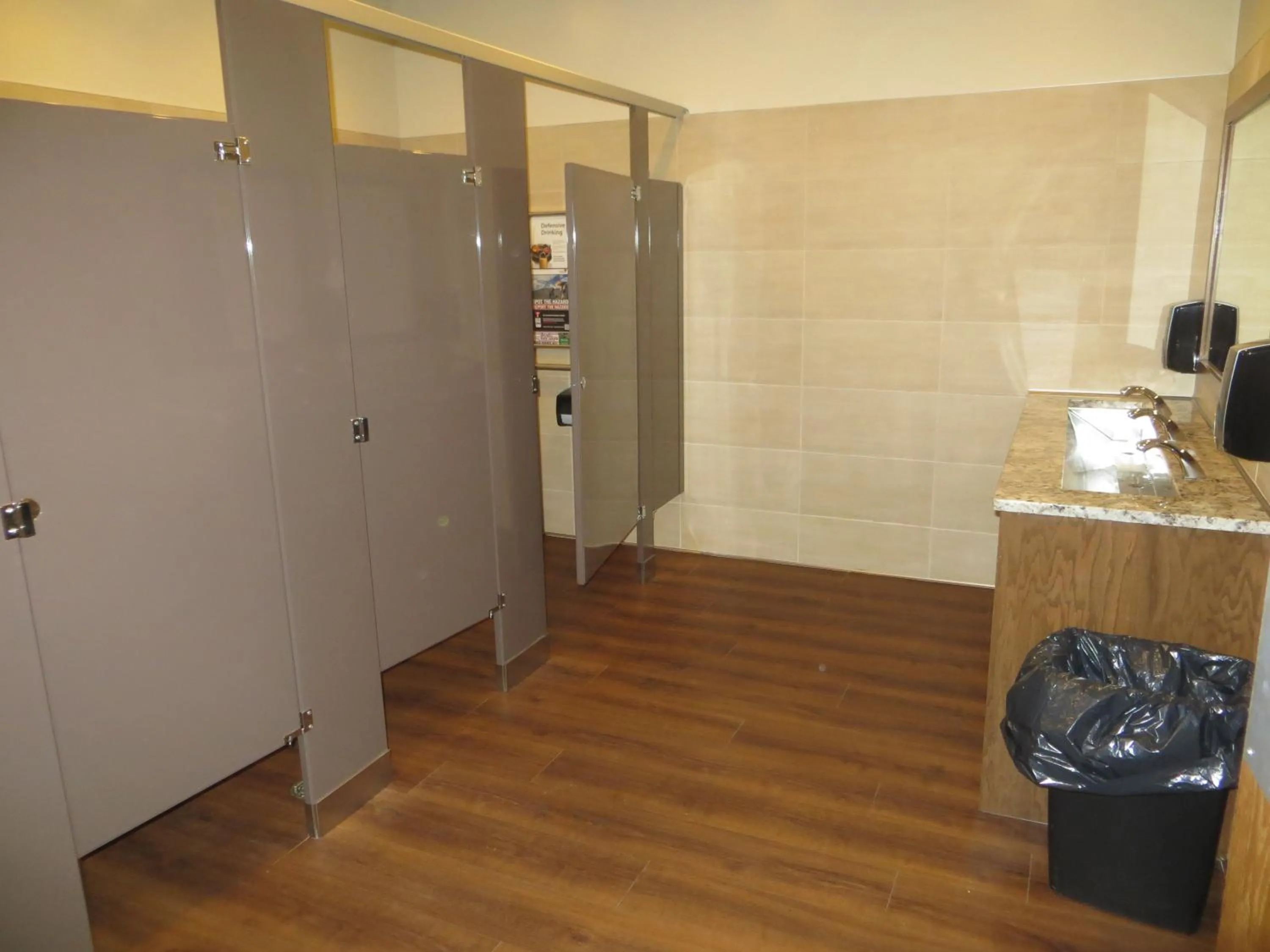 Toilet in Airport Motor Inn