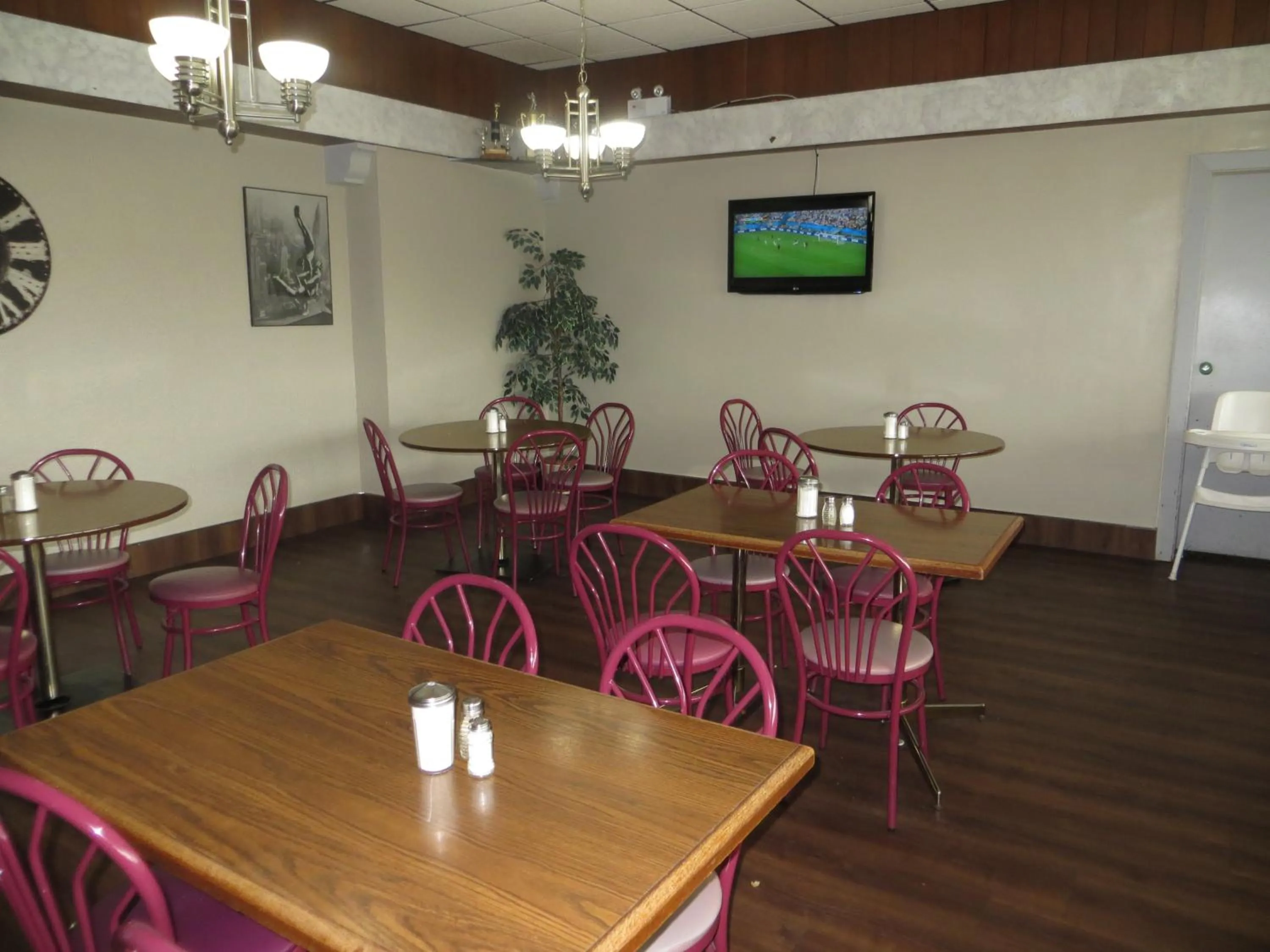 Restaurant/places to eat in Airport Motor Inn