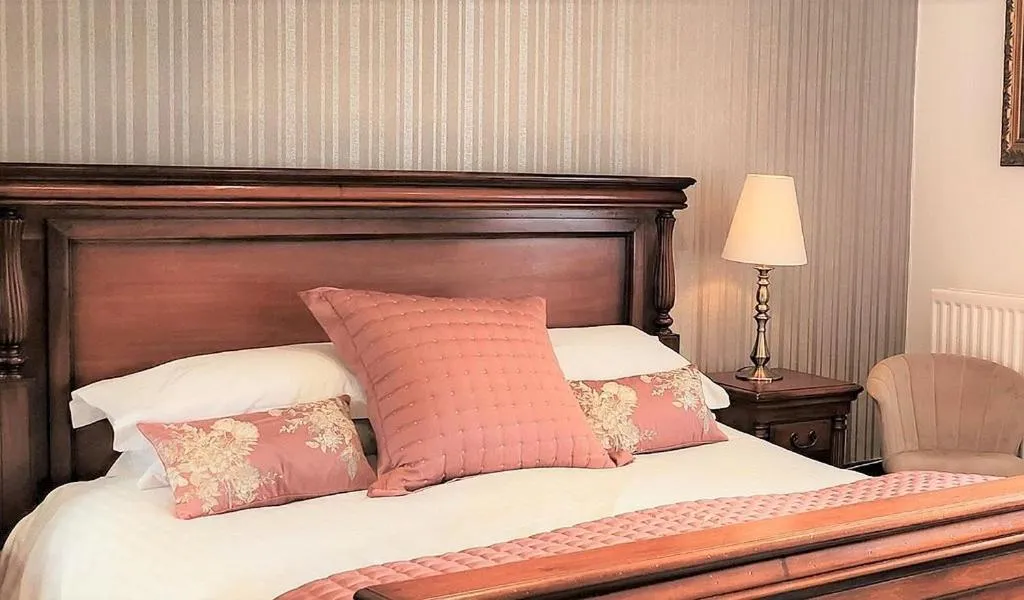 Property building, Bed in Bron Eifion Hotel