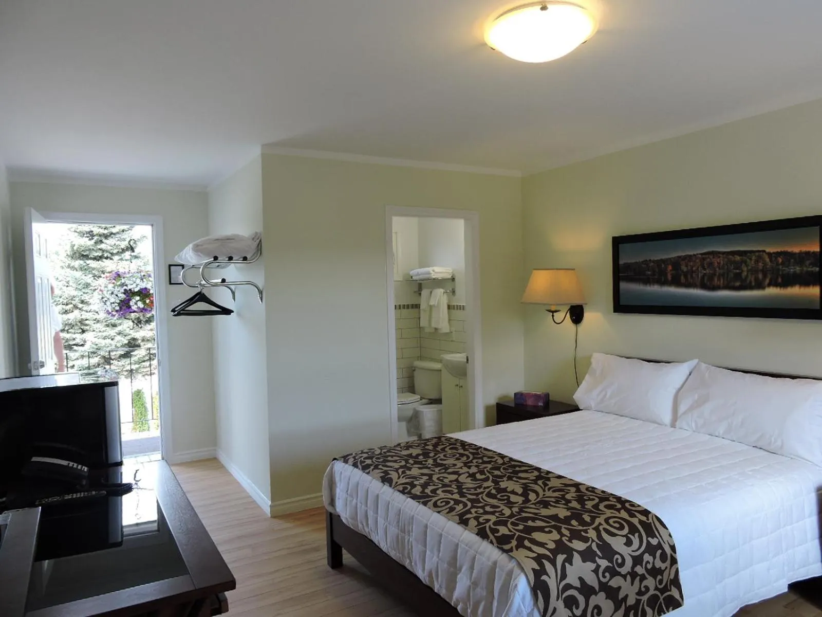 Day, Bed in Almo Court Motel