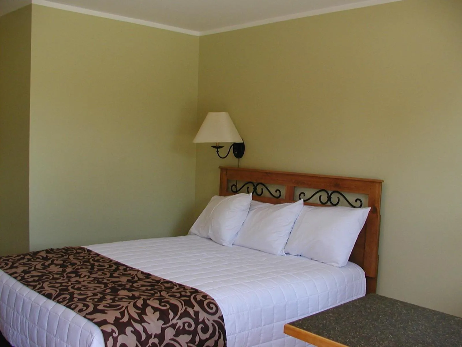 Bed in Almo Court Motel