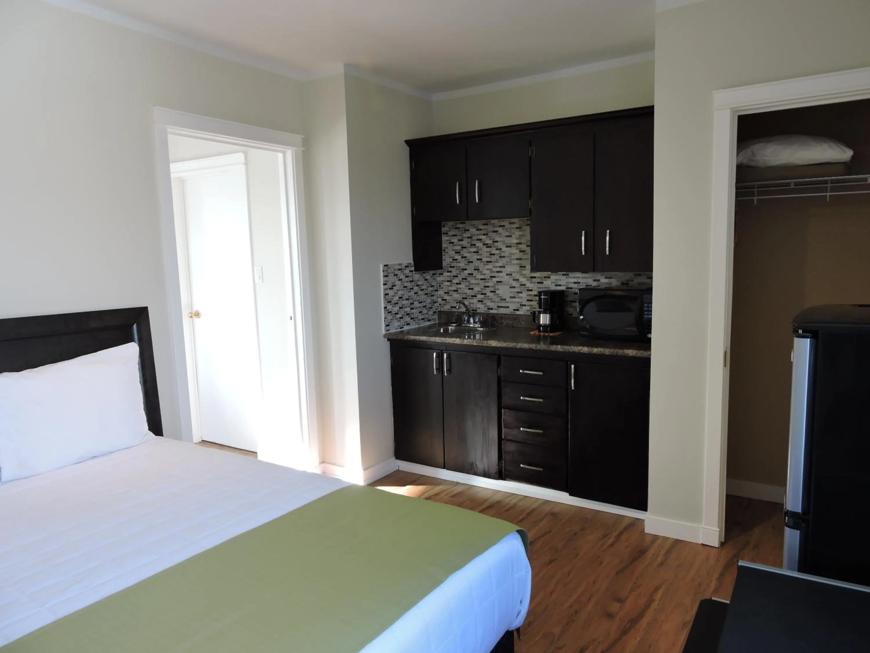 Photo of the whole room, Bed in Almo Court Motel