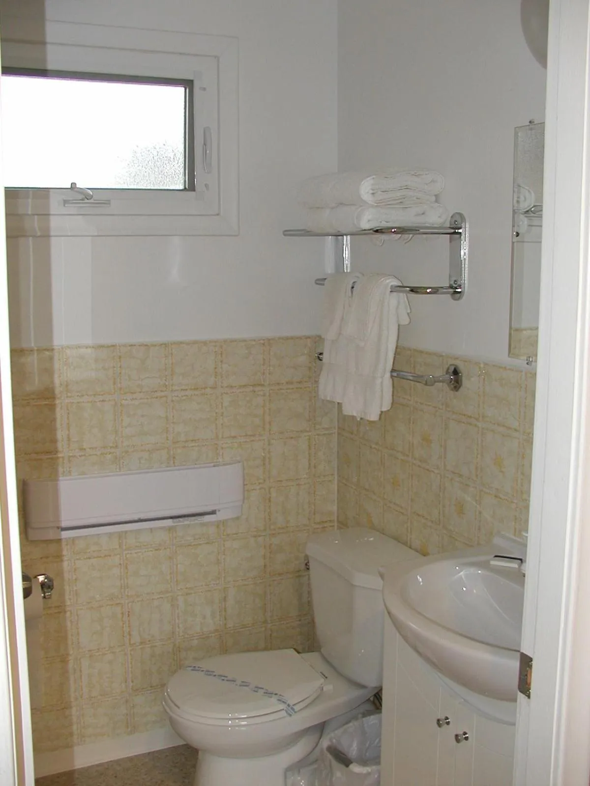 Bathroom in Almo Court Motel