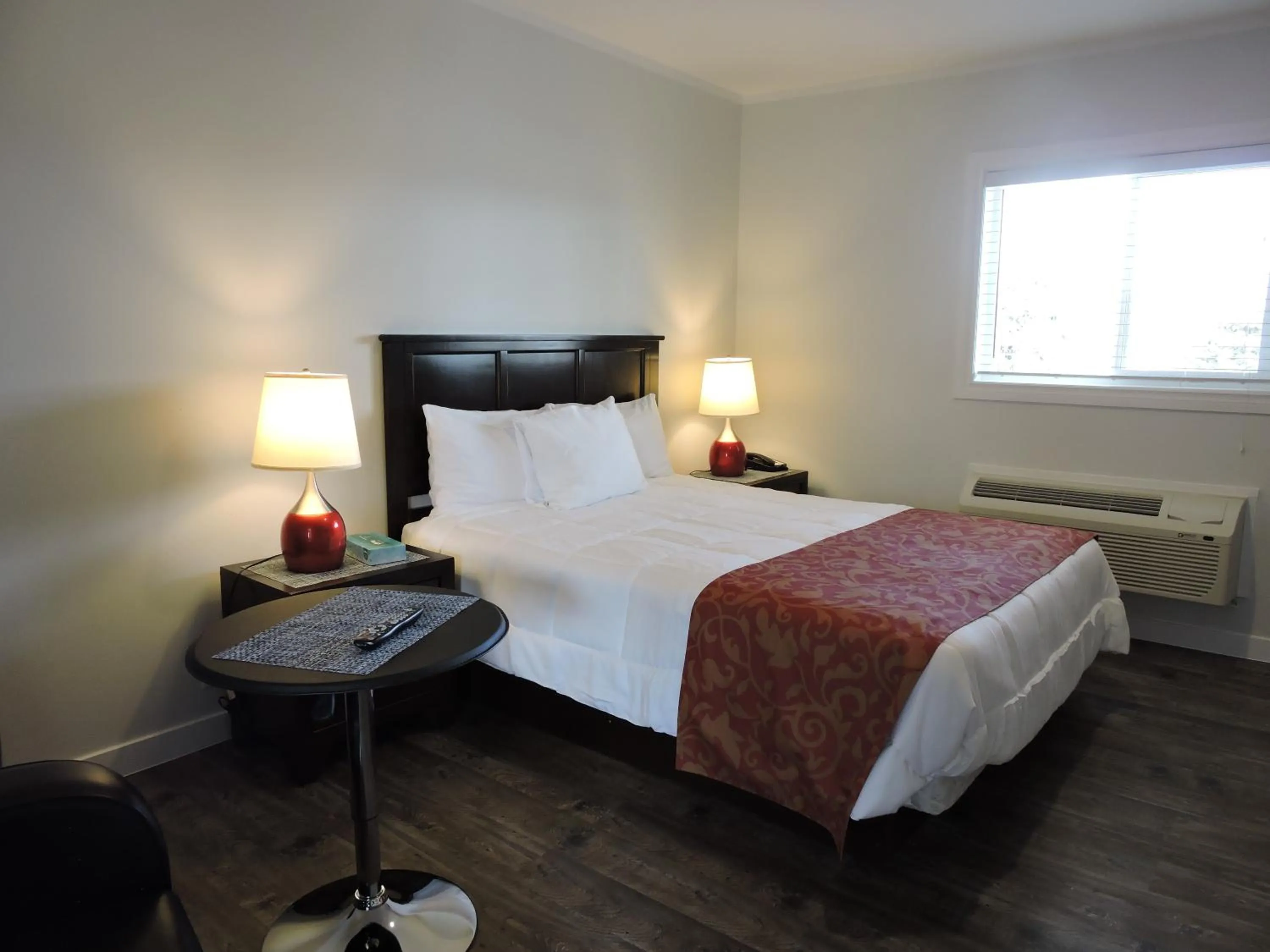 Bed in Almo Court Motel