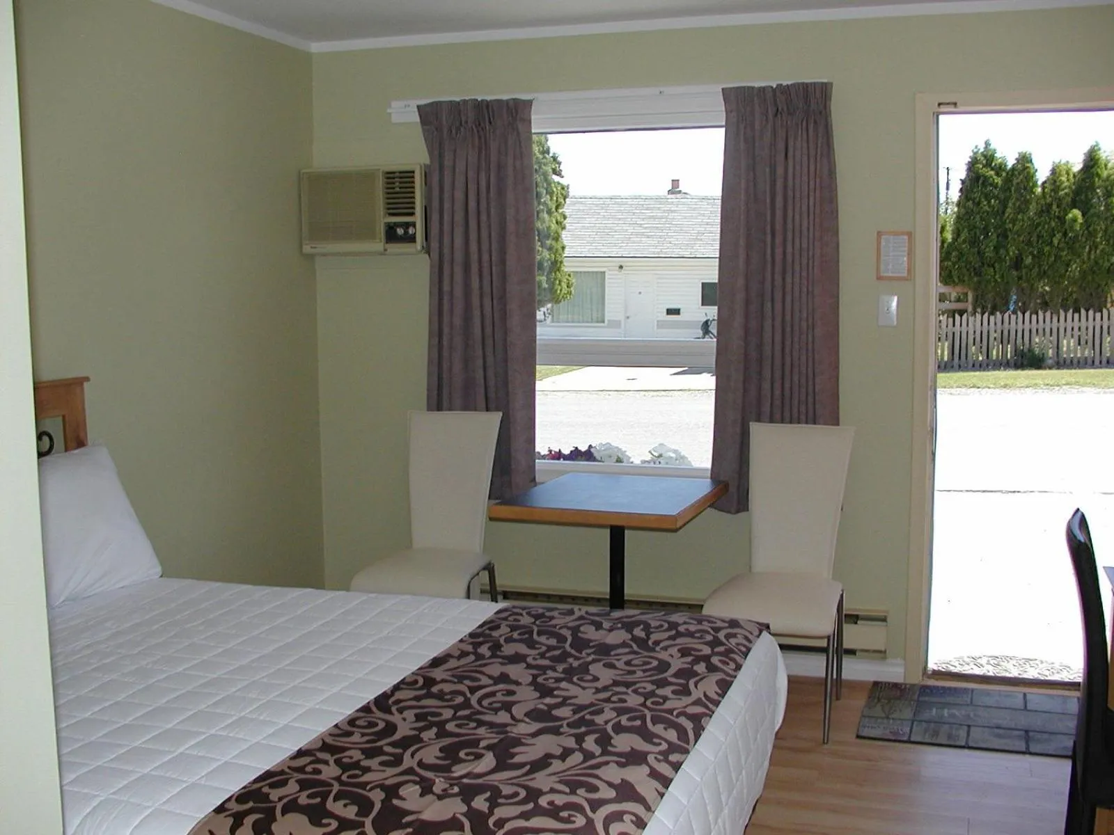 Day, Bed in Almo Court Motel