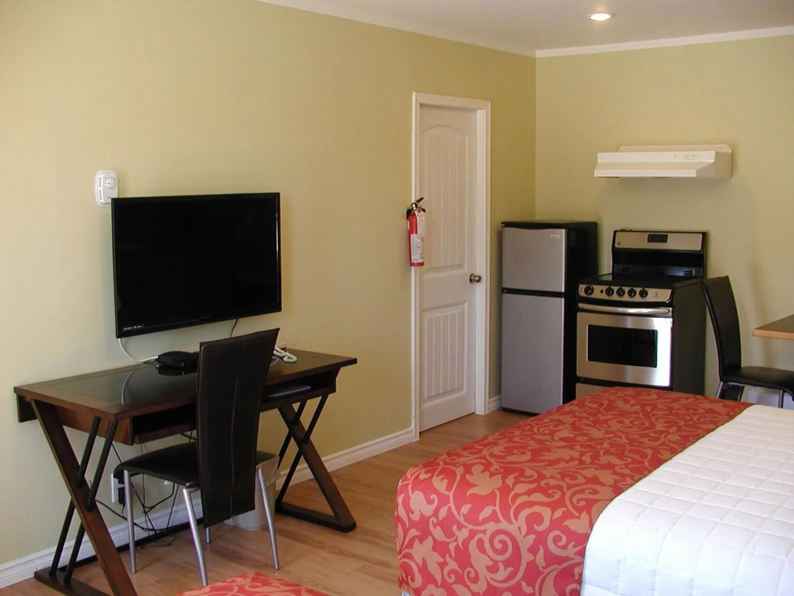 Decorative detail, Bed in Almo Court Motel