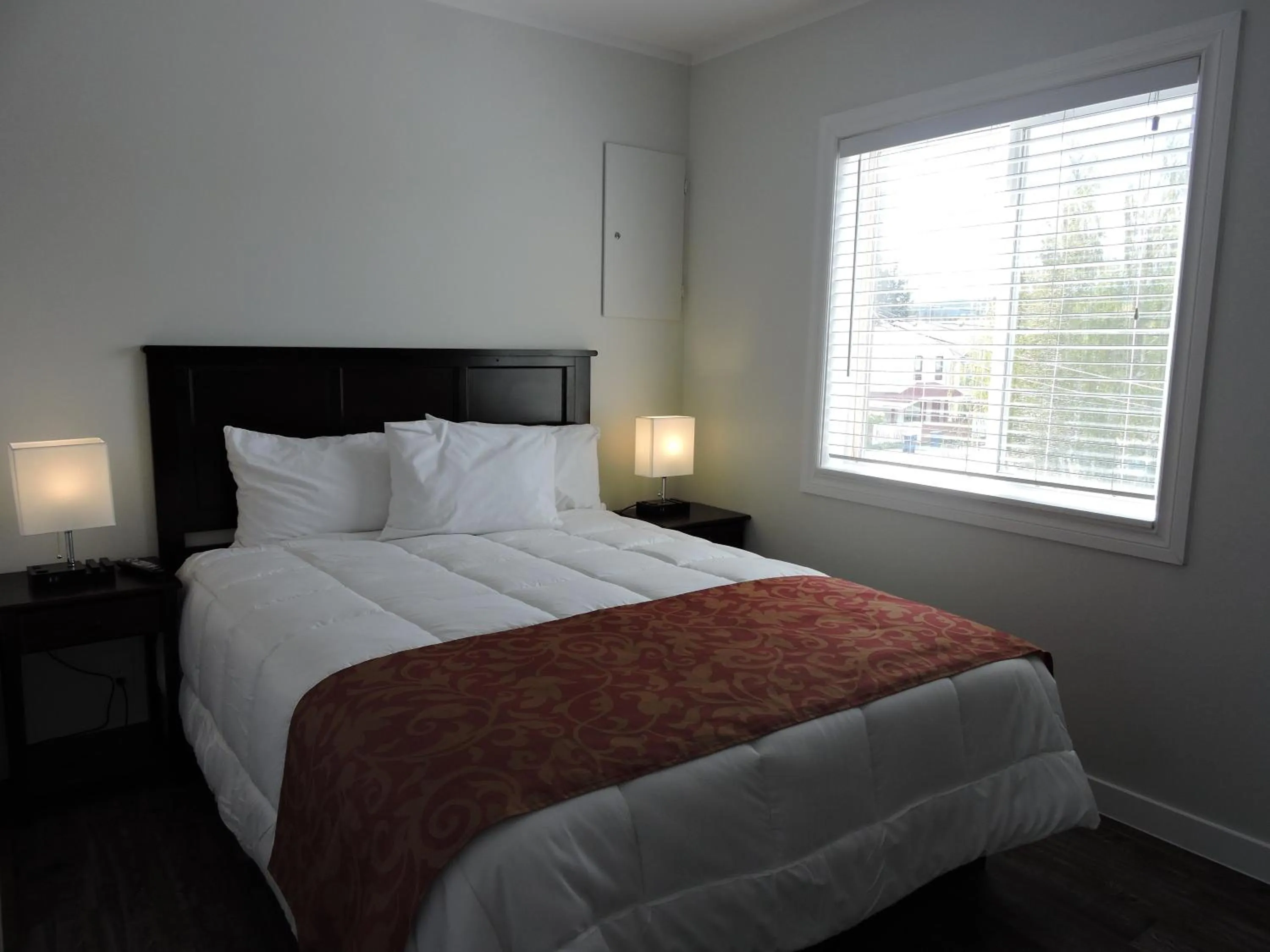 Bed in Almo Court Motel