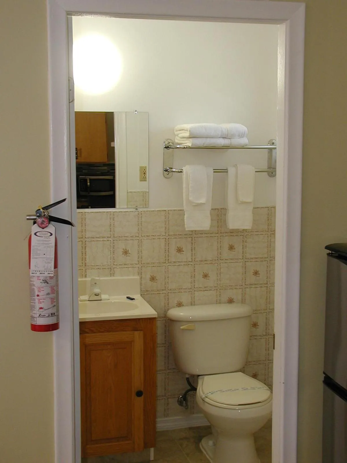 Bathroom in Almo Court Motel