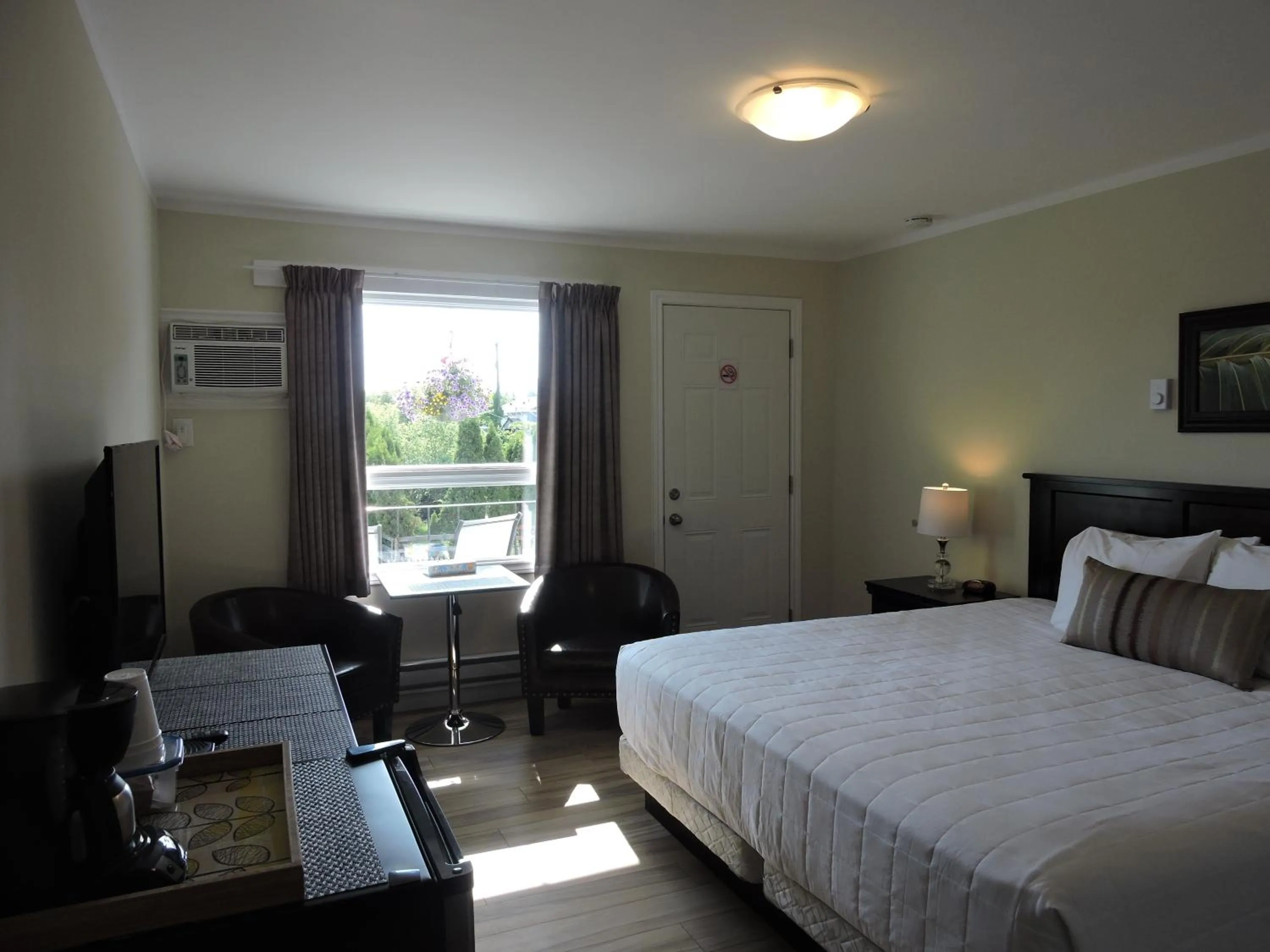 Photo of the whole room, Bed in Almo Court Motel