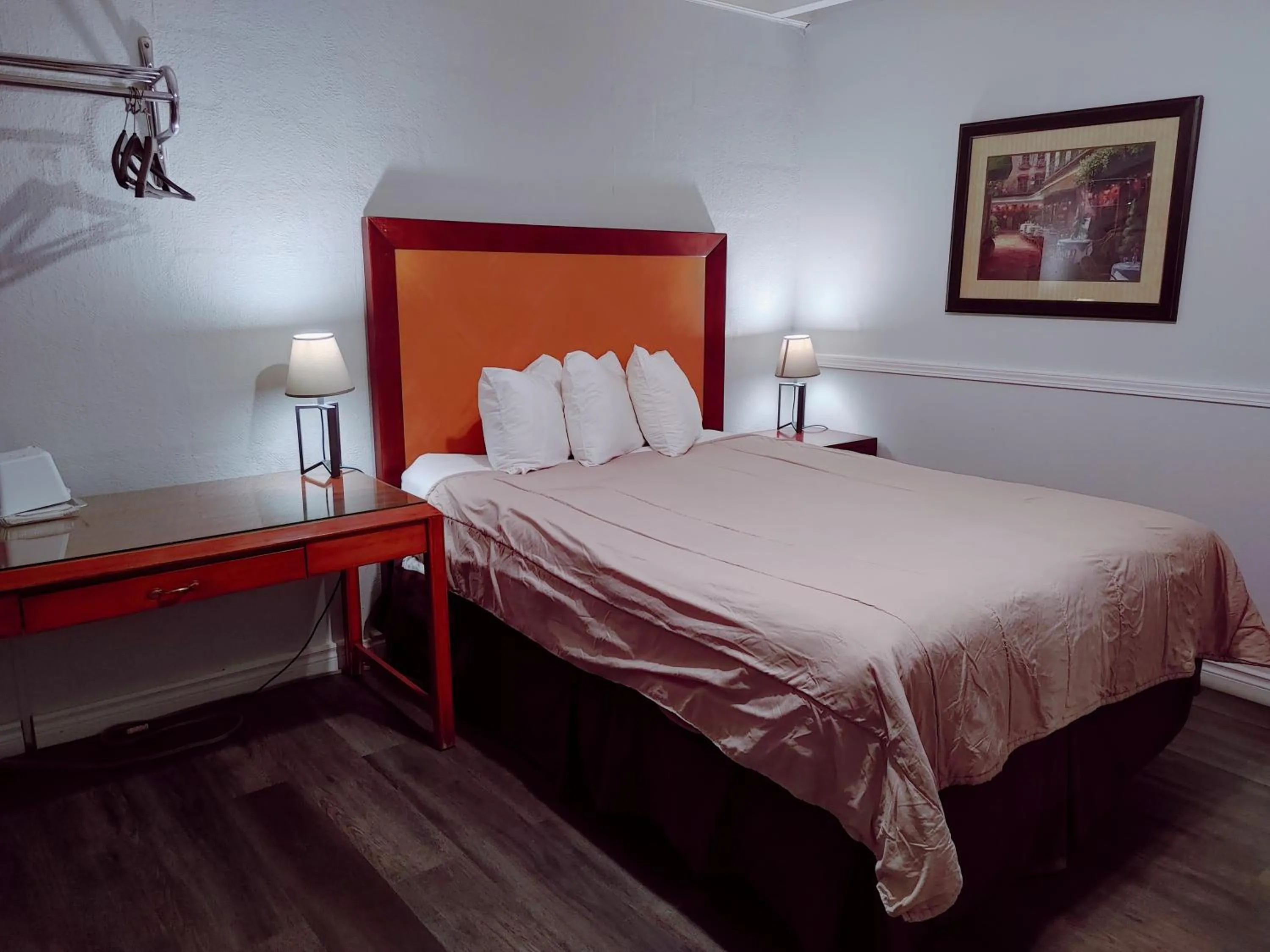 Bed in Kootenay Country Inn