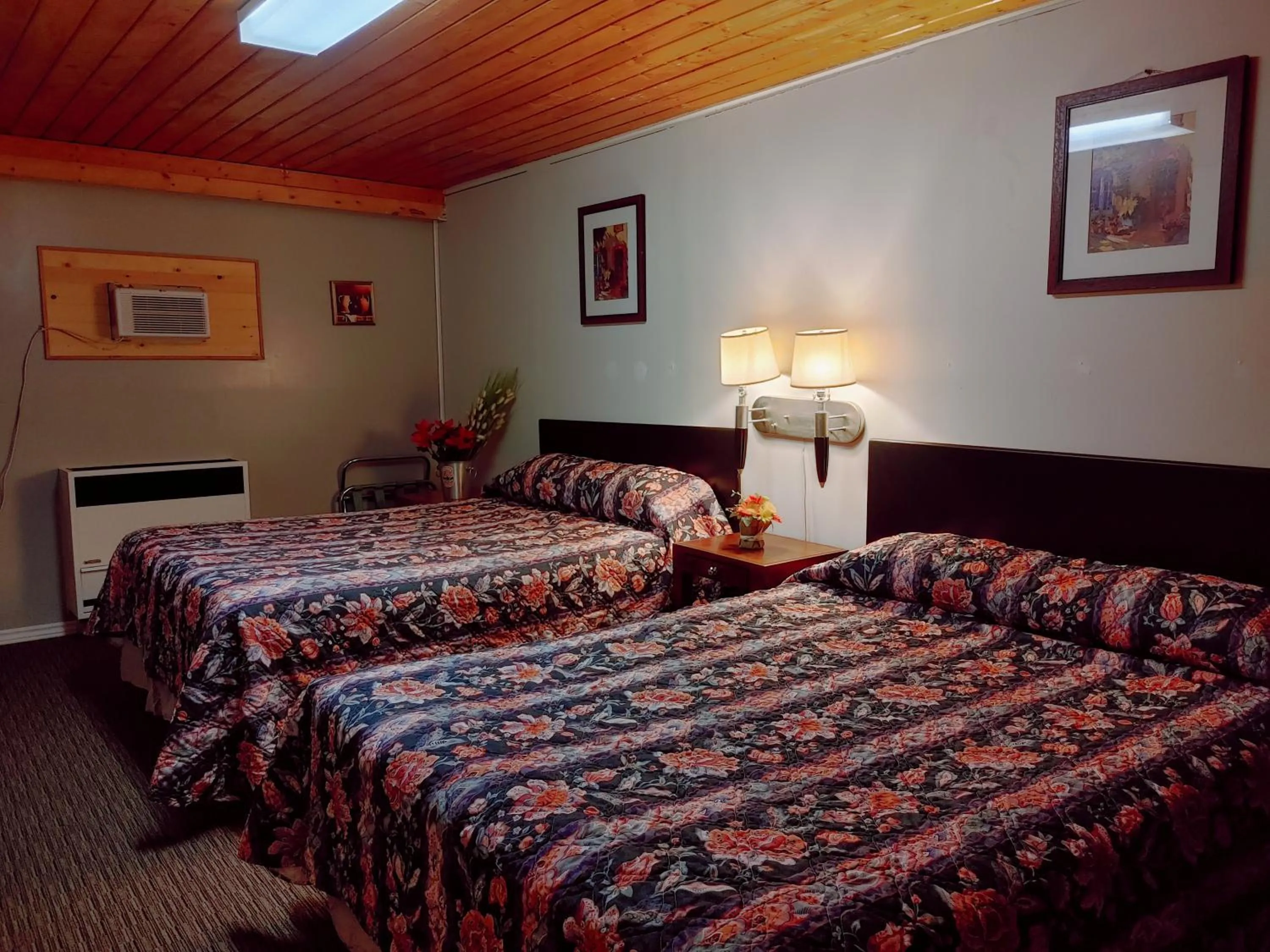 Bed in Kootenay Country Inn