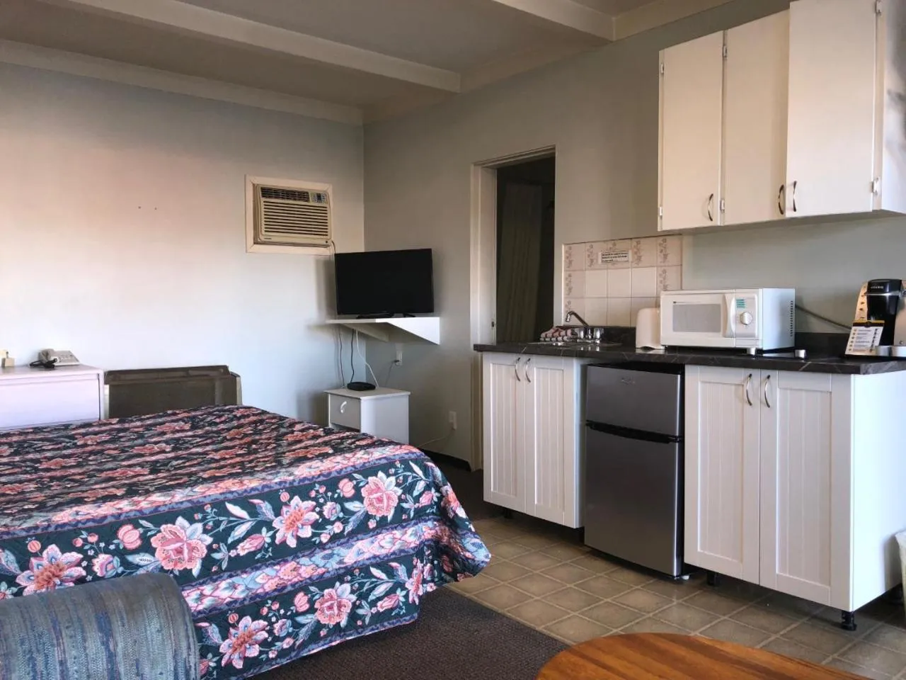 Kitchen or kitchenette, Bed in Kootenay Country Inn