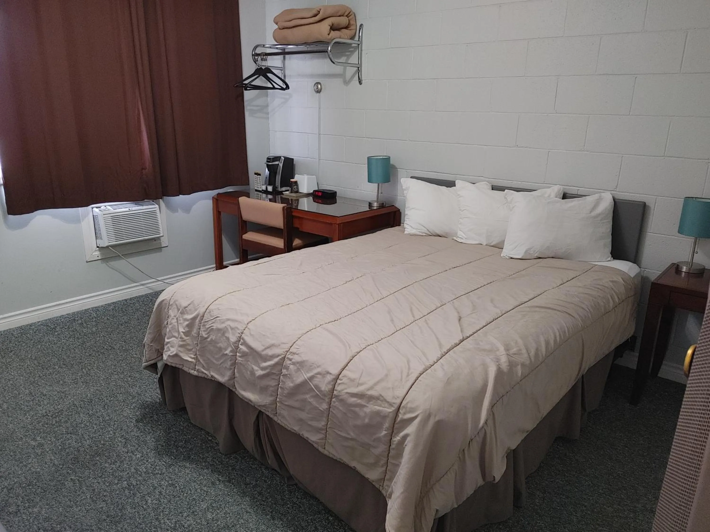 Bed in Kootenay Country Inn