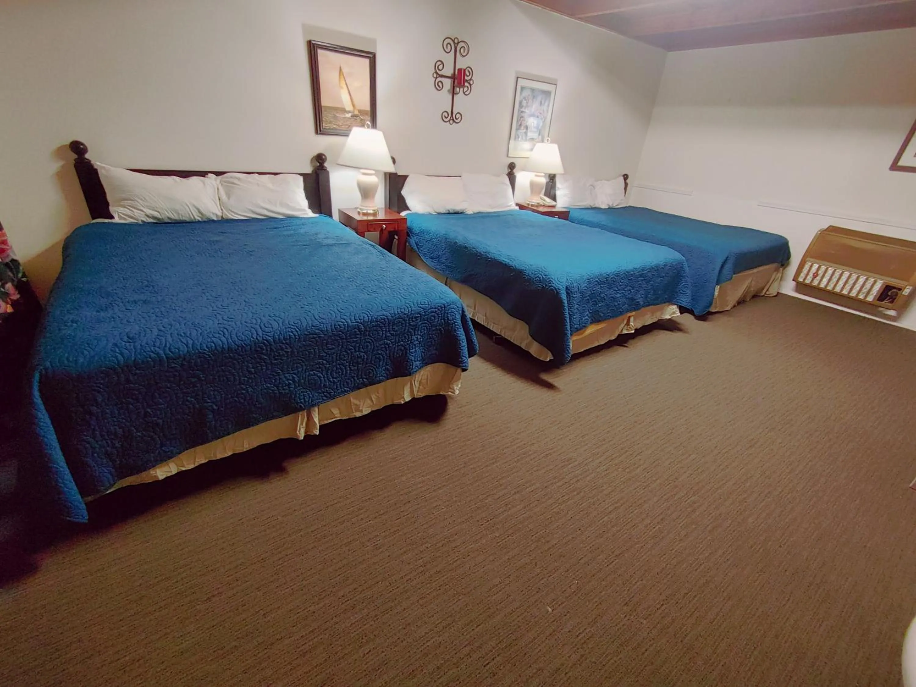 Bed in Kootenay Country Inn