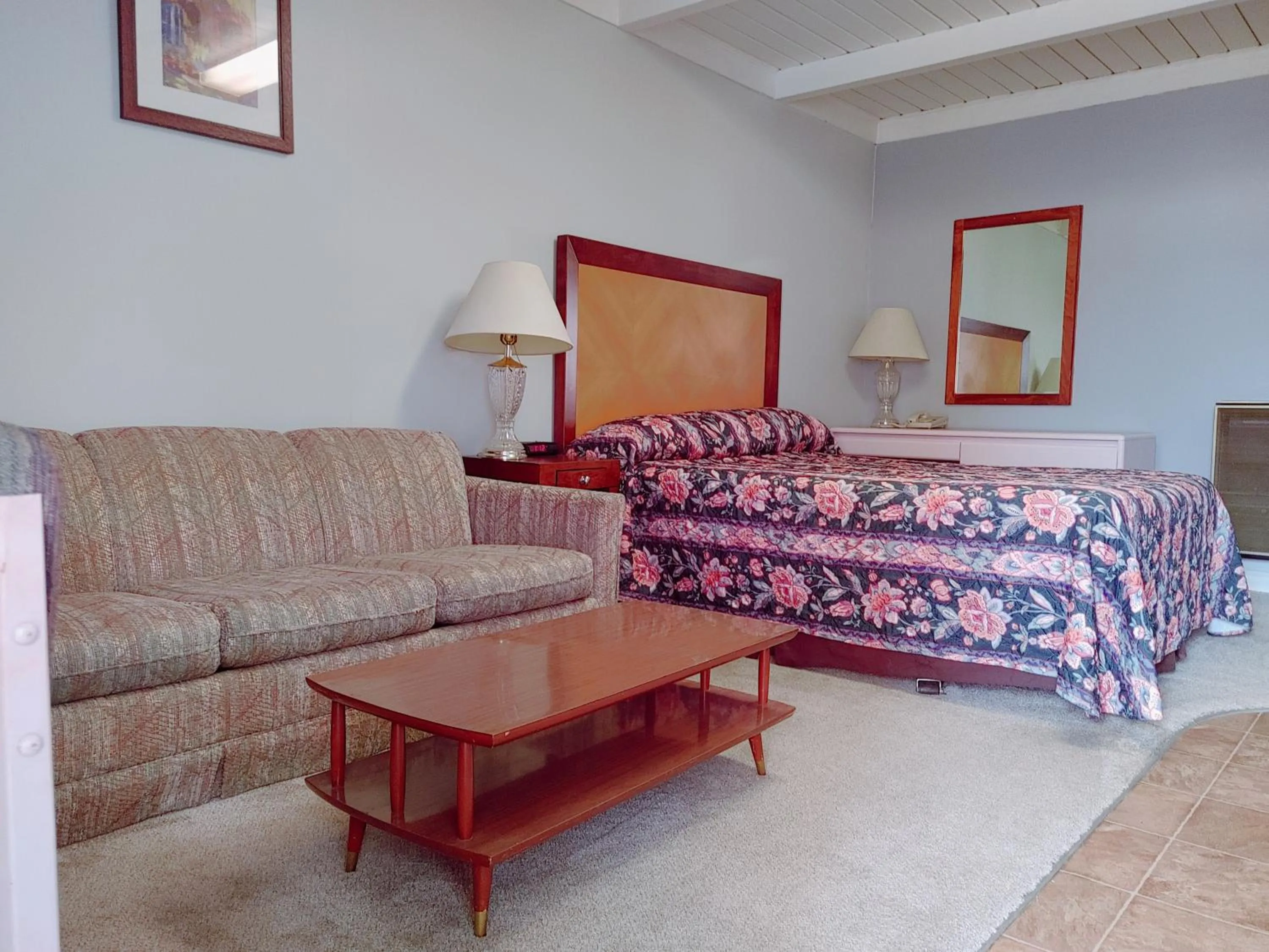 Bed in Kootenay Country Inn