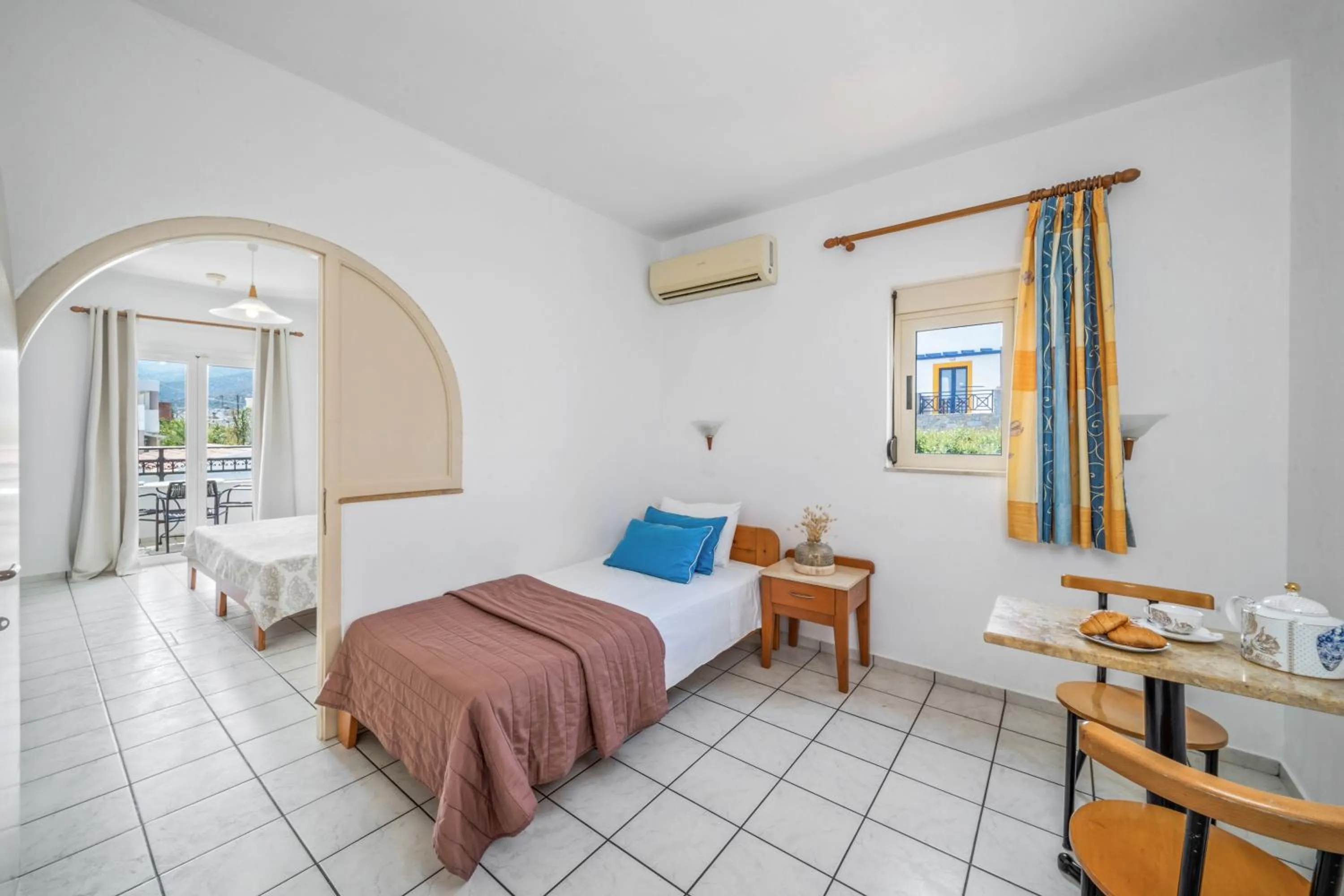 Dining area, Bed in Maria Rousse