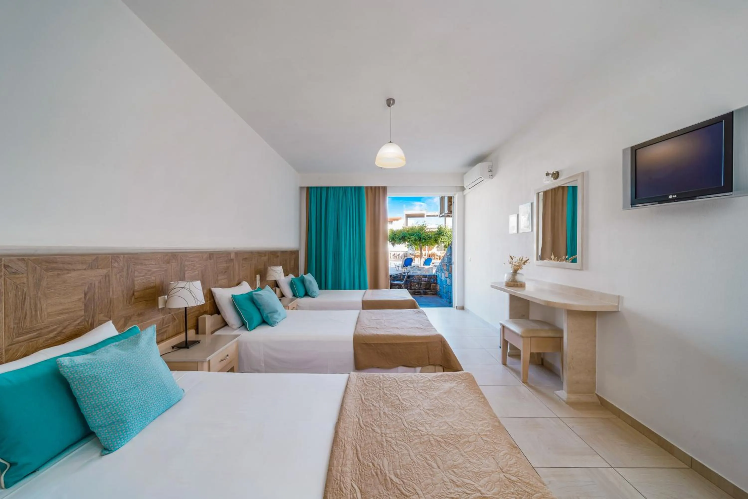 Photo of the whole room, Bed in Maria Rousse