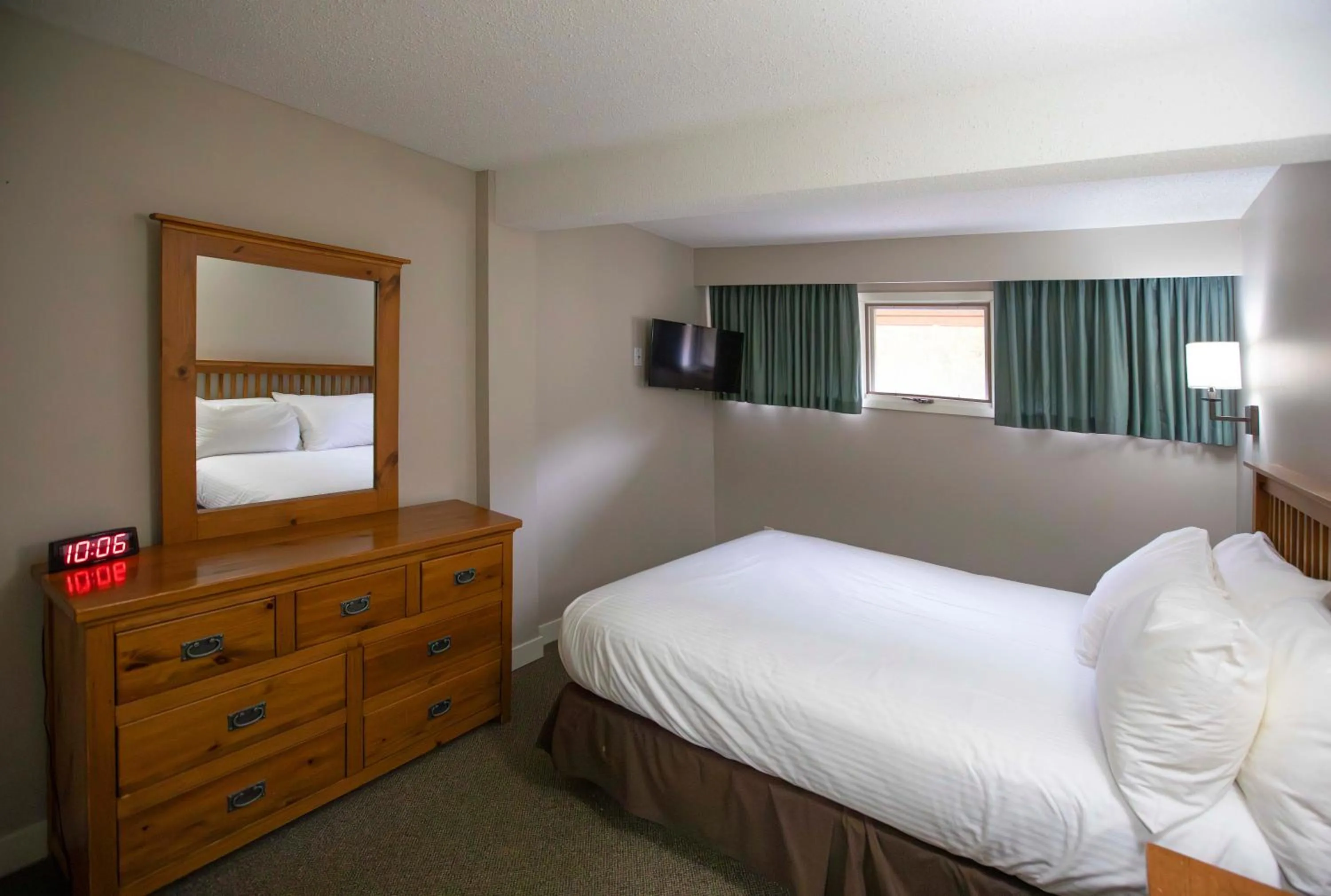 Bed in Panorama Vacation Retreat at Horsethief Lodge