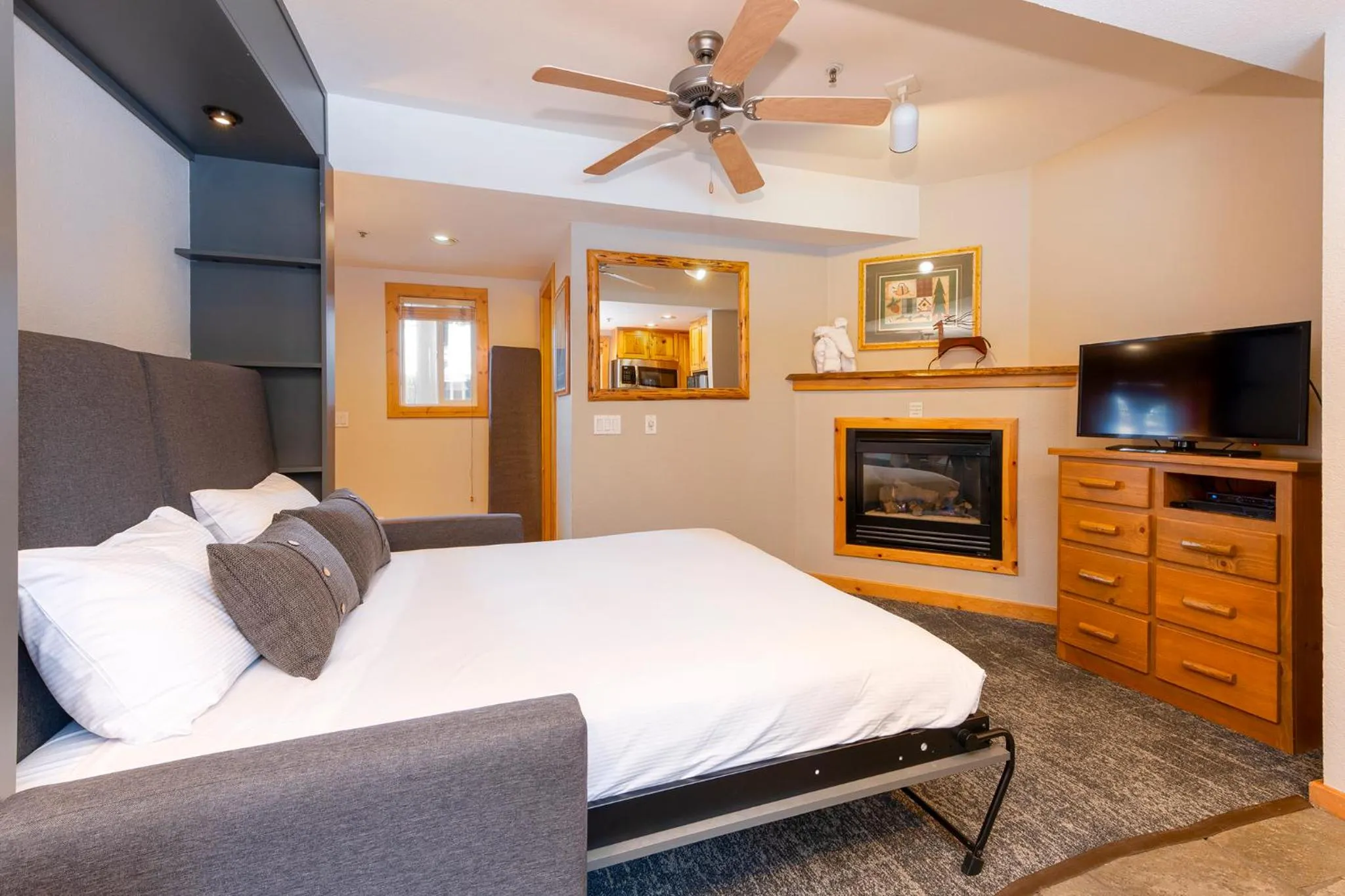 Photo of the whole room, Bed in Red Wolf Lakeside Lodge