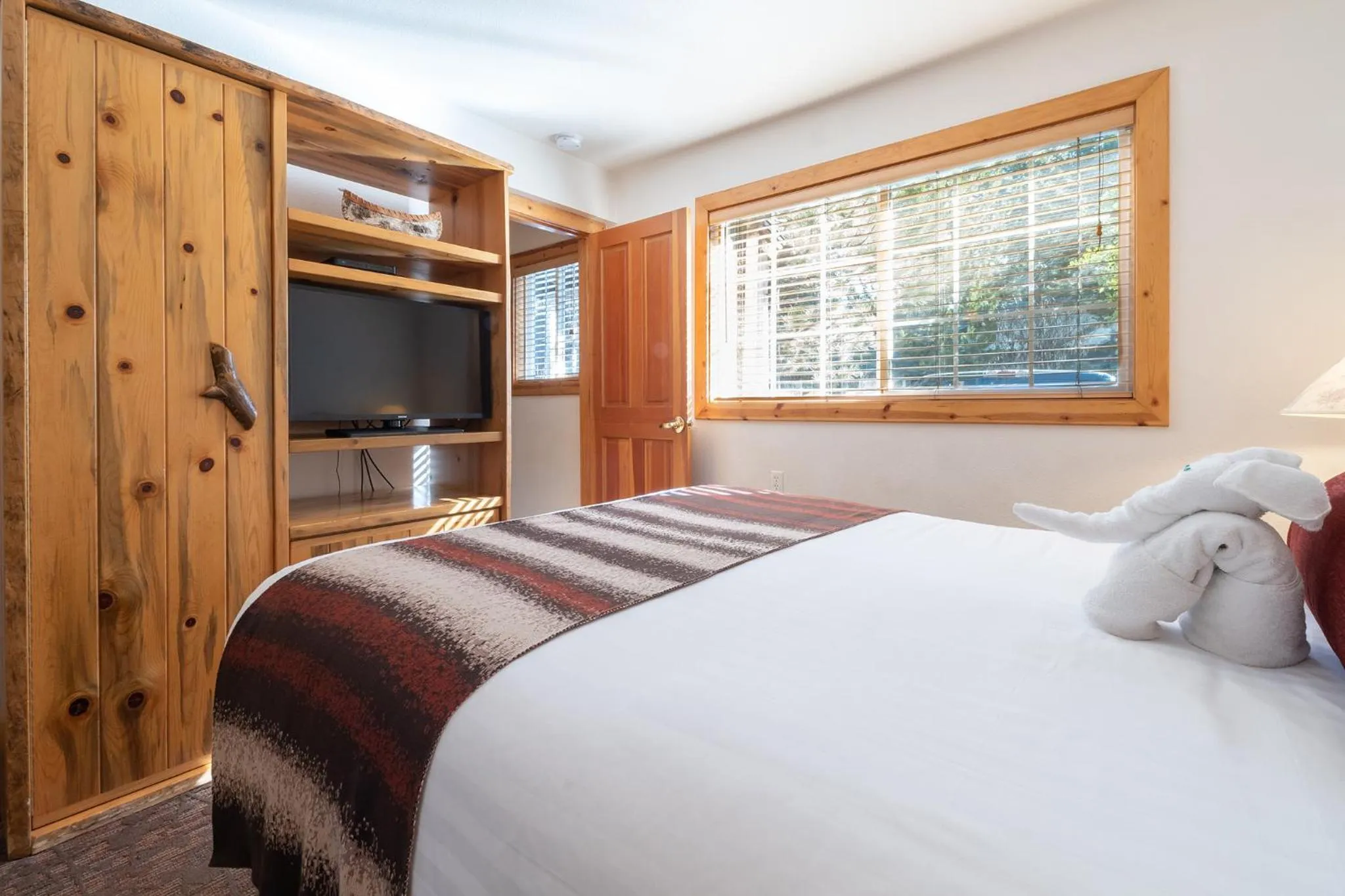 Bedroom, Bed in Red Wolf Lakeside Lodge