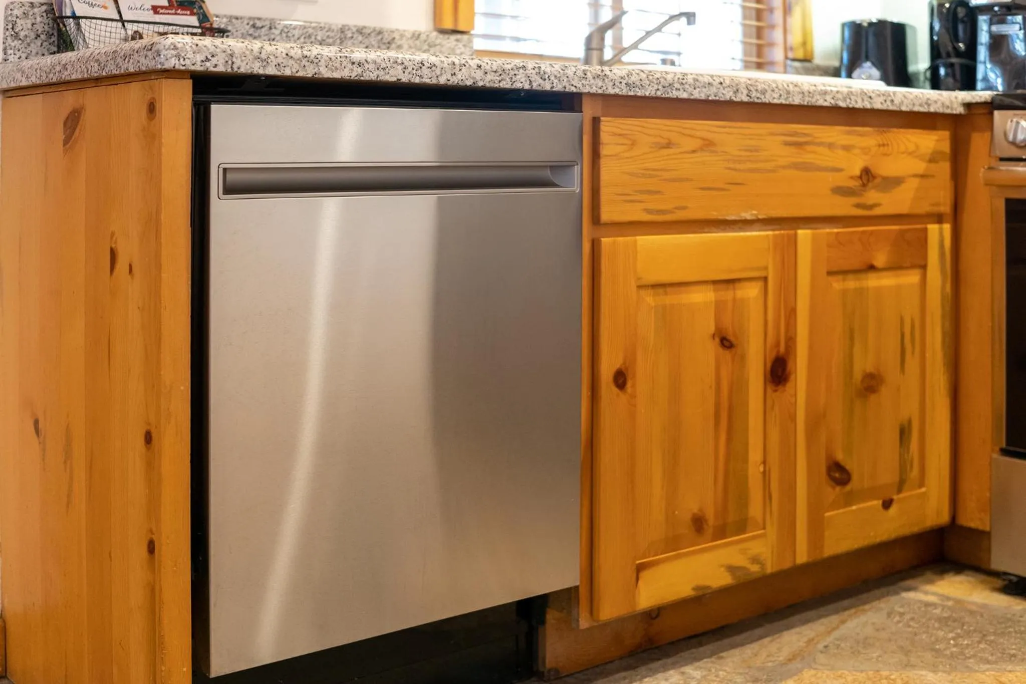 Kitchen or kitchenette in Red Wolf Lakeside Lodge
