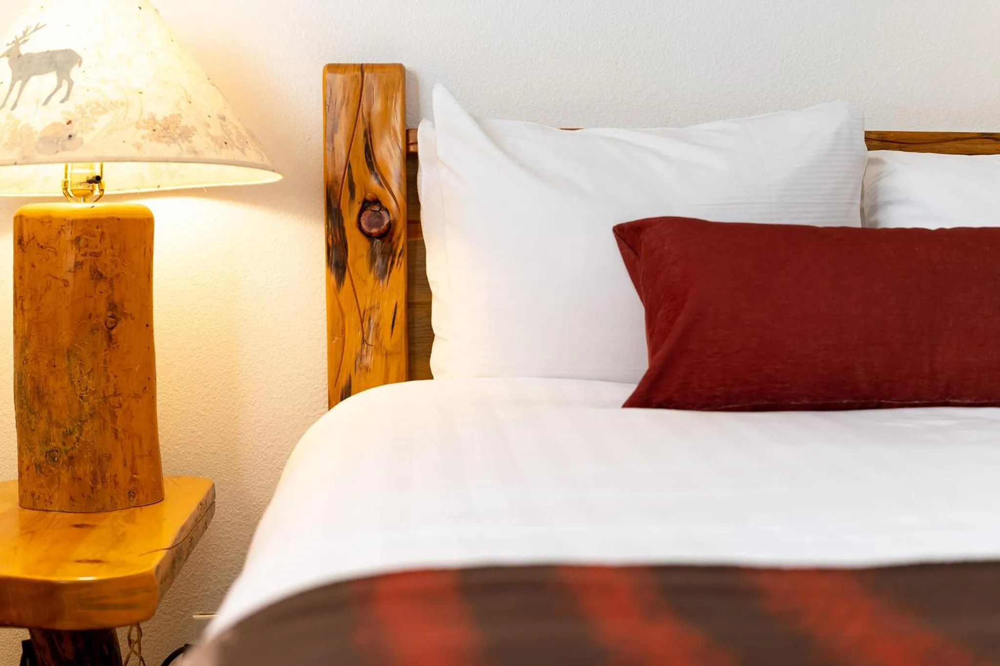 Bedroom, Bed in Red Wolf Lakeside Lodge