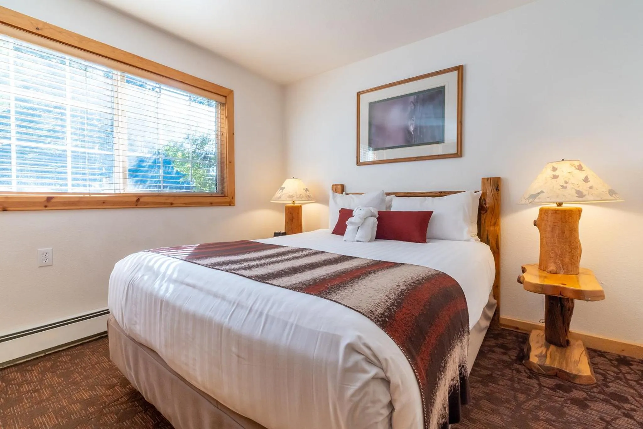 Bedroom, Bed in Red Wolf Lakeside Lodge