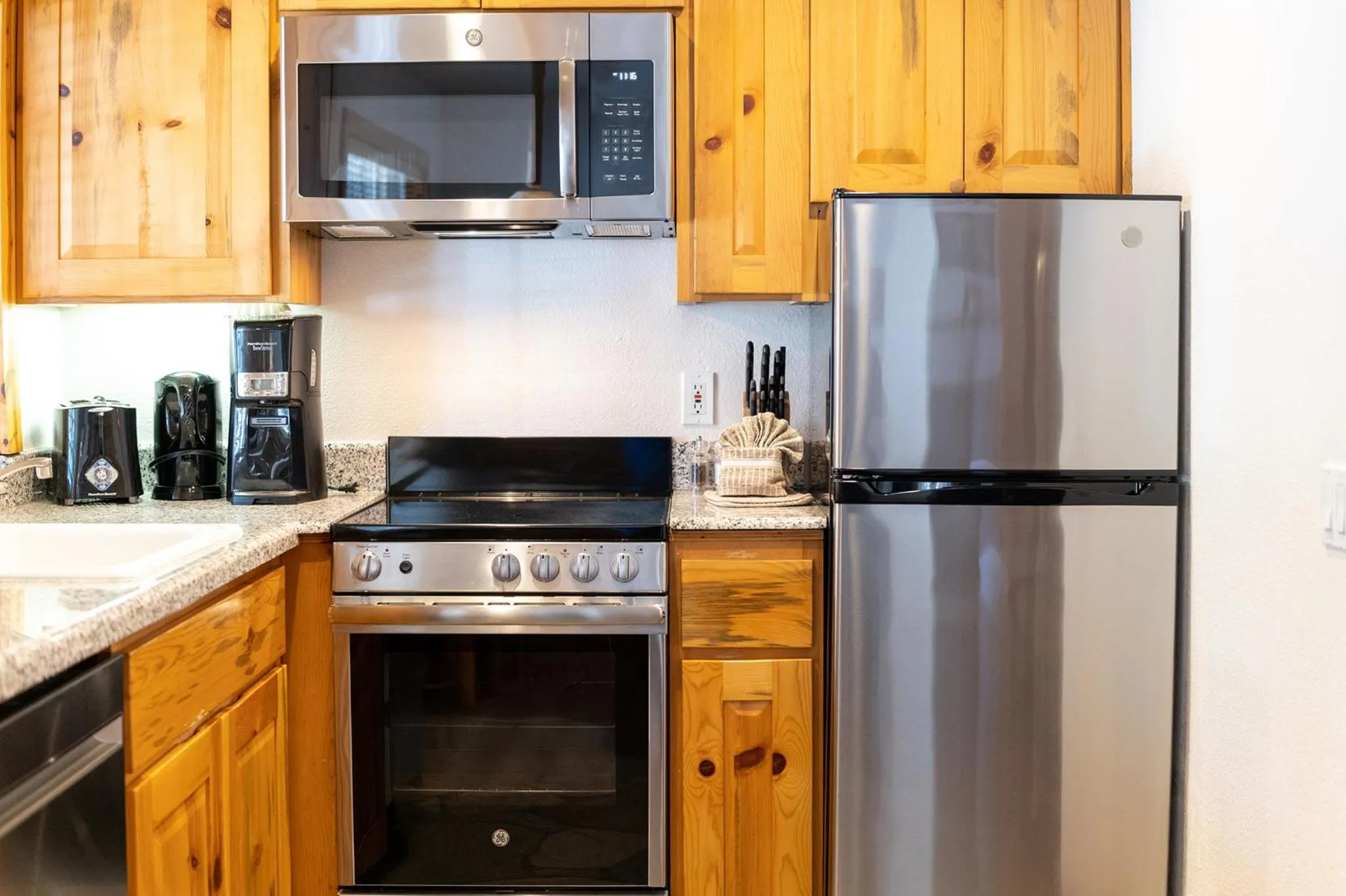 Kitchen or kitchenette in Red Wolf Lakeside Lodge