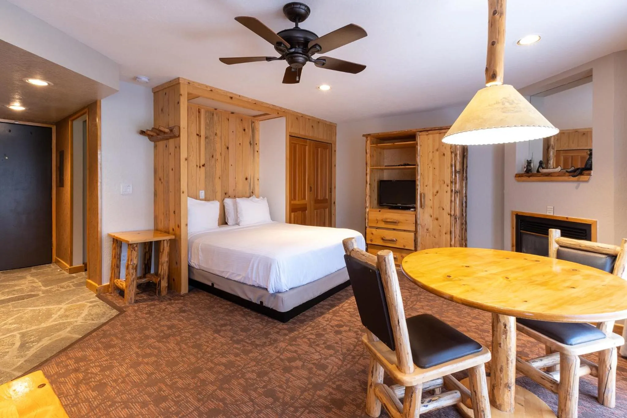 Photo of the whole room, Bed in Red Wolf Lodge at Olympic Valley