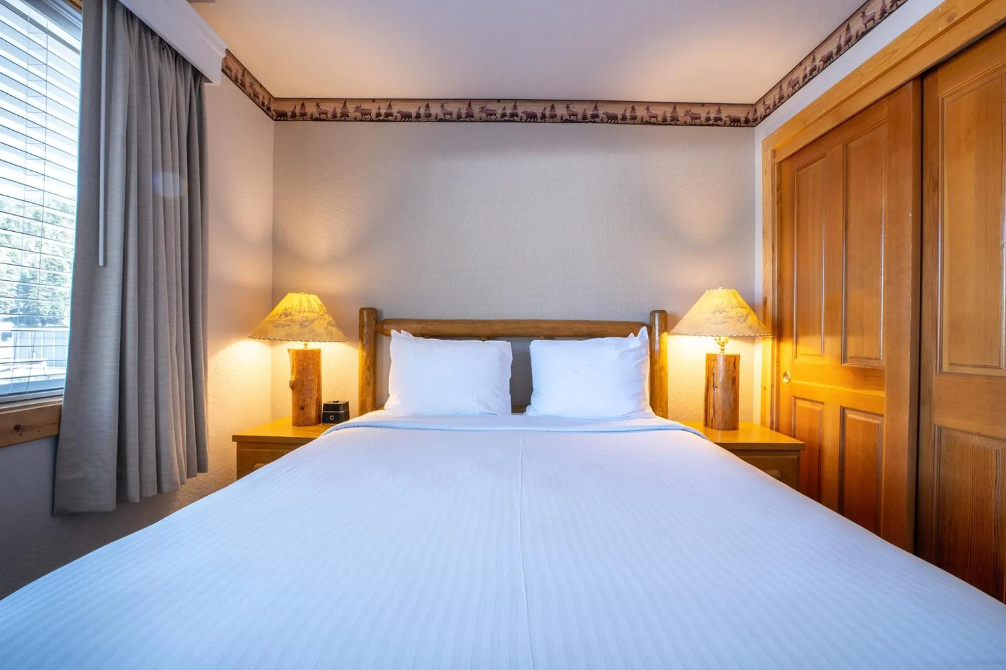 Bedroom, Bed in Red Wolf Lodge at Olympic Valley