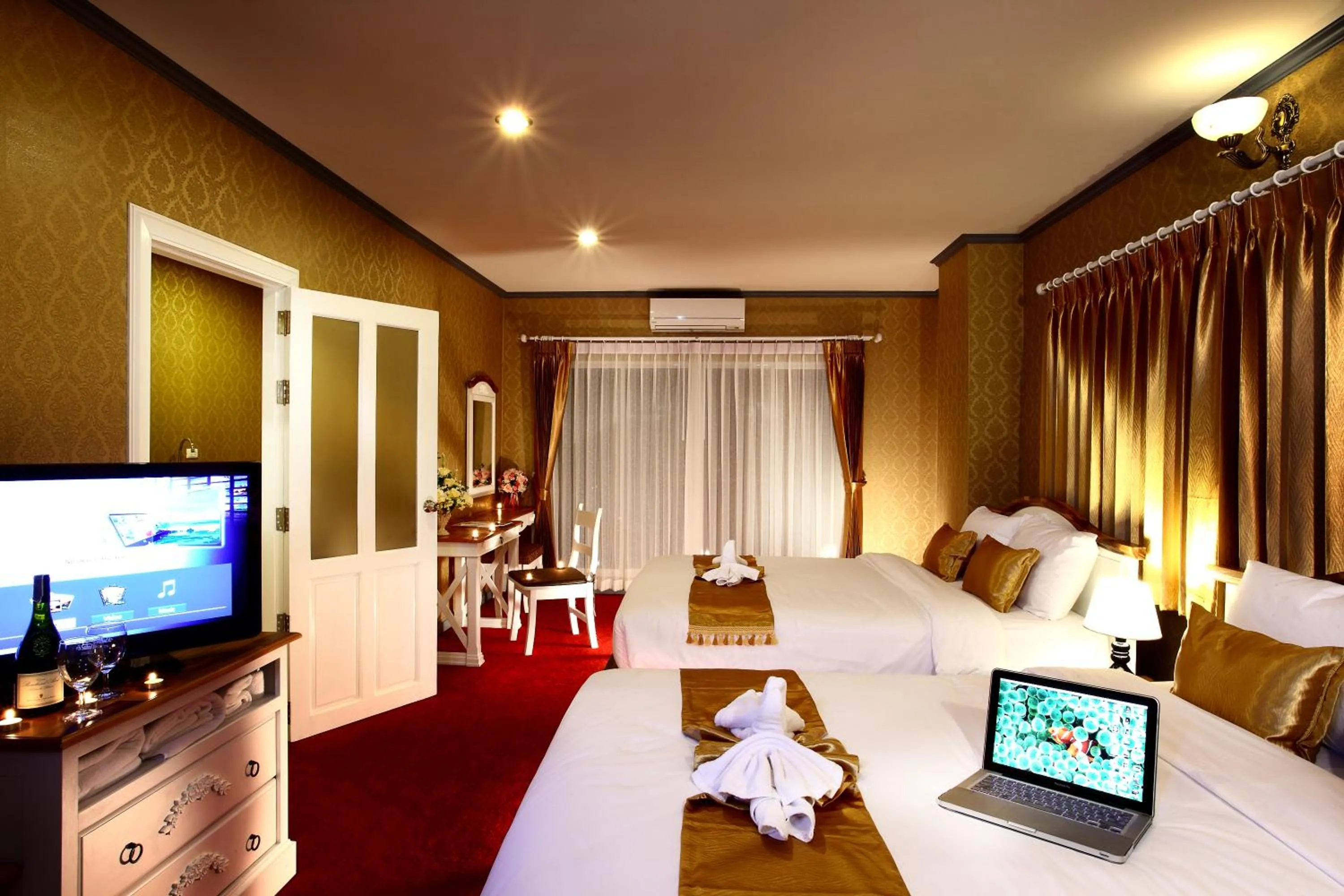 Photo of the whole room, Bed in Victoria Nimman Hotel